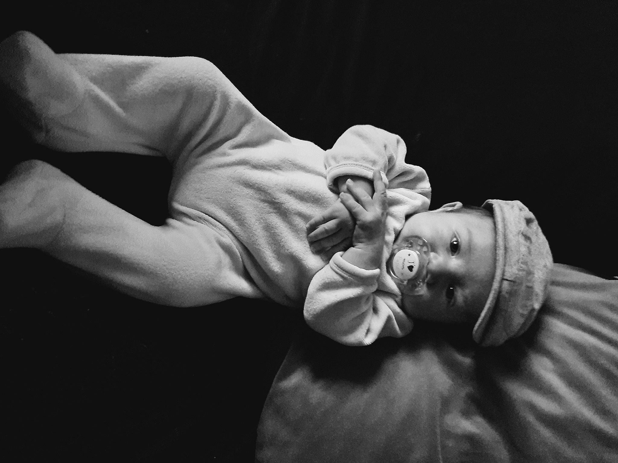 Raphaël a rejoint le concours — aidez-le/la à gagner de superbes lots ! abdomen, chest, child, darkness, elbow, entertainment, event, flash_photography, gesture, happy, hat, human_leg, knee, monochrome, monochrome_photography, performance, performing_arts, person, still_life_photography, tree