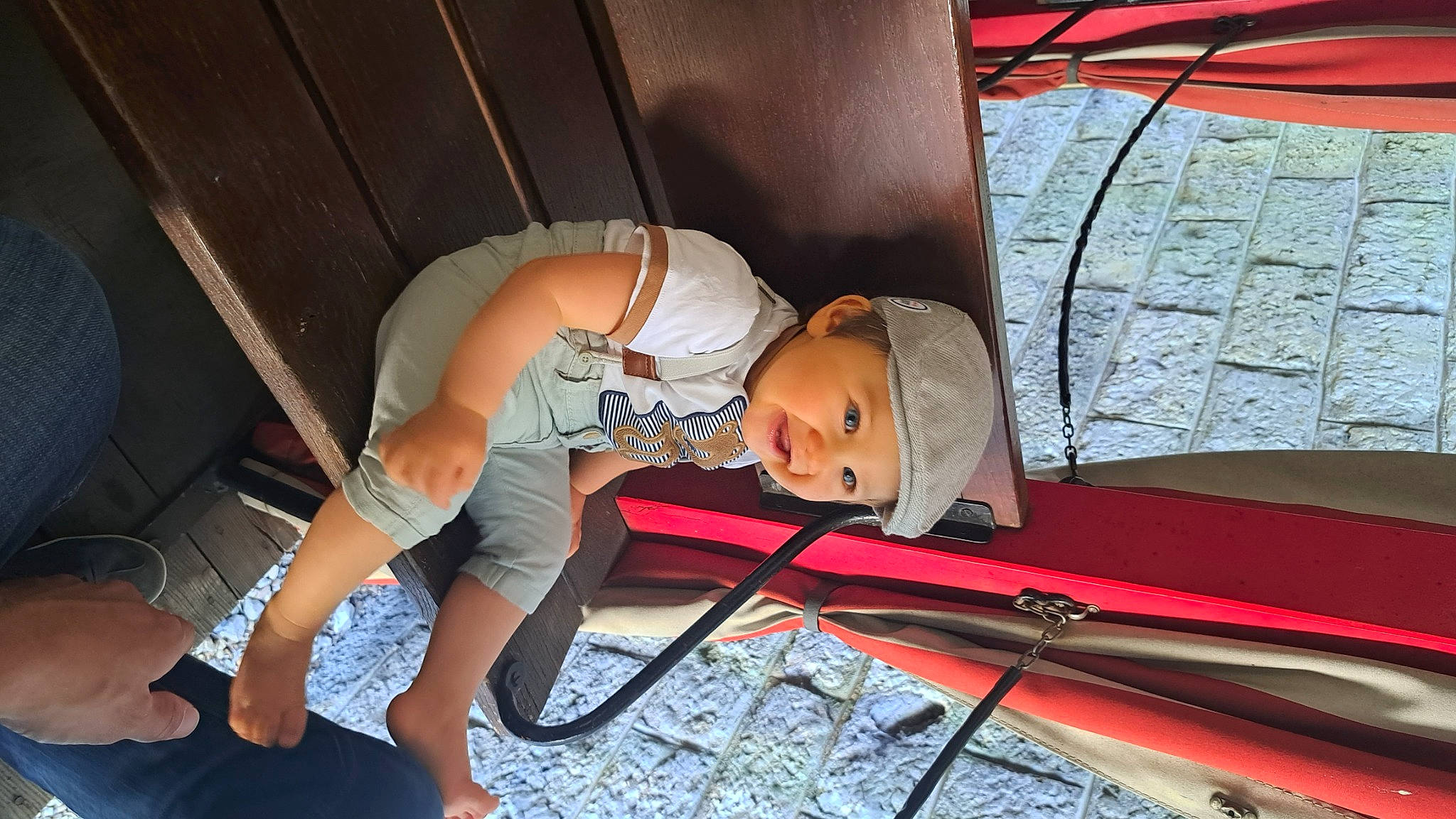 Raphaël participe au concours pour gagner de l'argent avec cette photo : audio_equipment, baby, baby_products, boot, chair, chest, child, elbow, flooring, fun, hat, headwear, human_leg, knee, leisure, person, recreation, shorts, sitting, thigh
