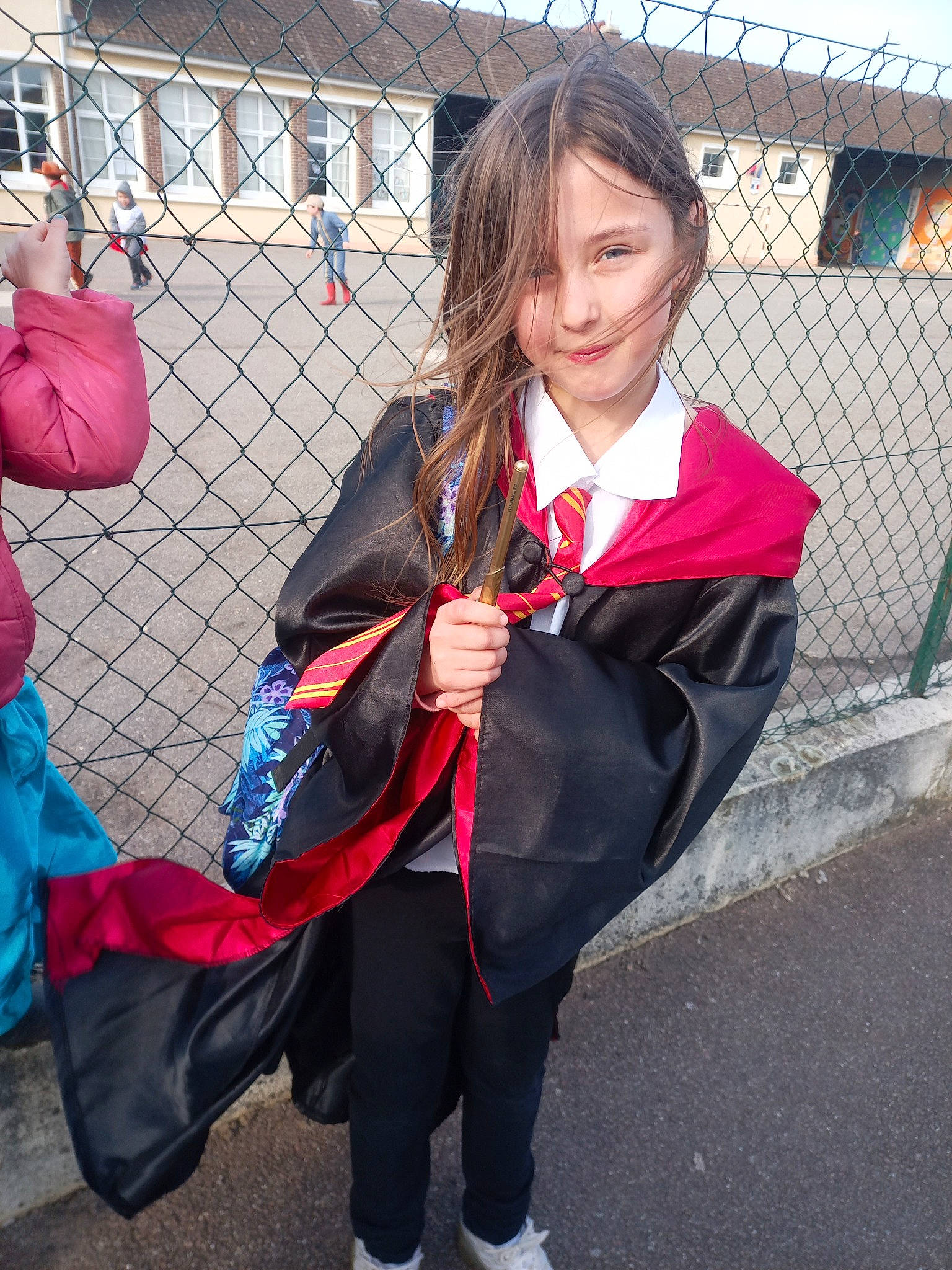 Deylina a rejoint le concours — aidez-le/la à gagner de superbes lots ! bangs, costume, electric_blue, event, fashion_accessory, fence, formal_wear, fun, joy, magenta, pattern, person, recreation, school_uniform, sky, sleeve, textile, tie, tourism, travel