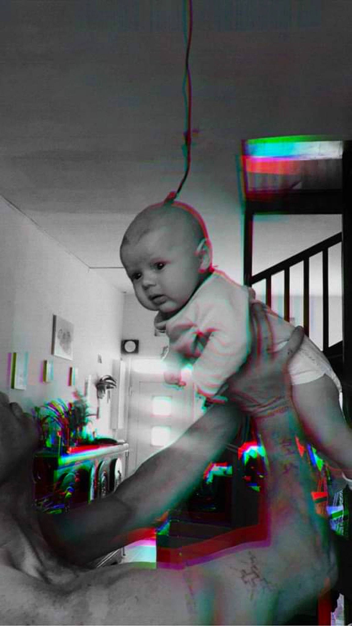 Maxime participe au concours pour gagner de l'argent avec cette photo : baby, barechested, carmine, chest, child, event, fictional_character, flesh, fun, happy, holiday, human_leg, lap, lighting, person, play, room, sitting, thigh, toddler