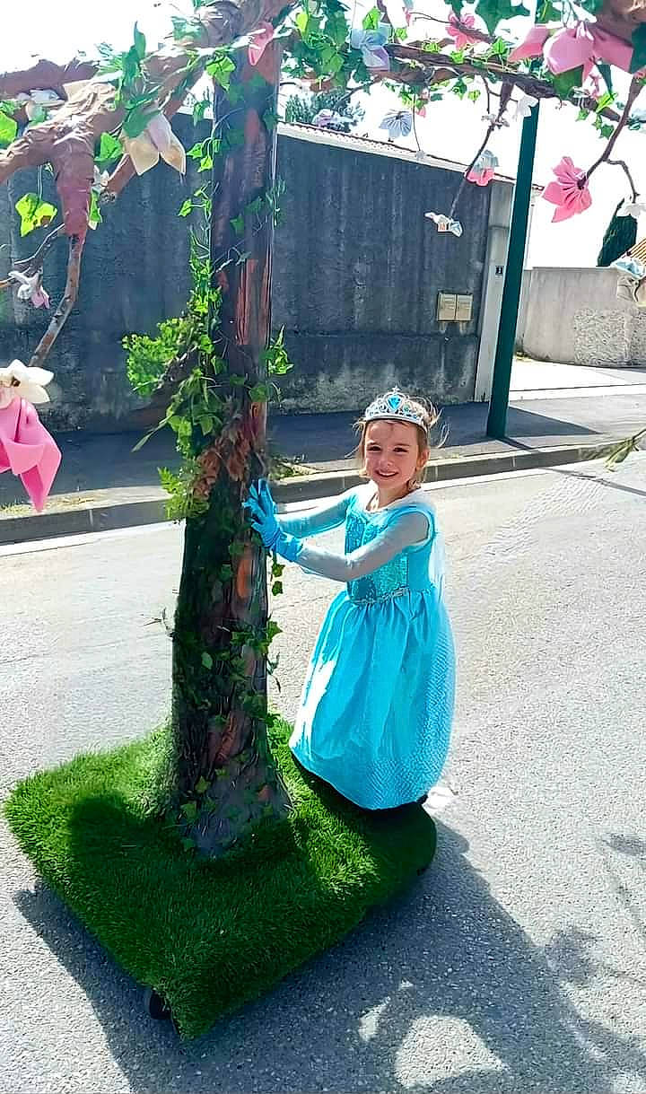 Agathe participe au concours pour gagner de l'argent avec cette photo : art, asphalt, electric_blue, fun, garden, grass, hat, headwear, joy, leaf, leisure, people_in_nature, person, plant, pole, recreation, shrub, smile, toddler, tree