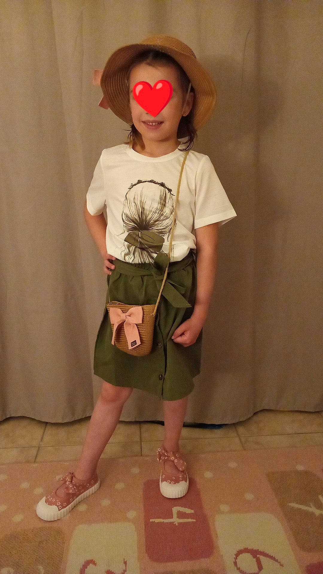 Agathe participe au concours pour gagner de l'argent avec cette photo : baby_toddler_clothing, bag, child, curtain, eyewear, fashion_design, hat, head, human_leg, joint, knee, person, personal_protective_equipment, shoe, shorts, sleeve, t_shirt, thigh, toddler, waist