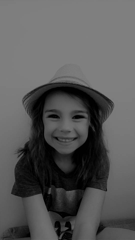 Agathe a rejoint le concours — aidez-le/la à gagner de superbes lots ! black_and_white, blond, brown_hair, eyelash, fashion_accessory, flash_photography, fun, happy, hat, human_body, joy, laugh, lip, monochrome, monochrome_photography, person, smile, standing, stock_photography, style