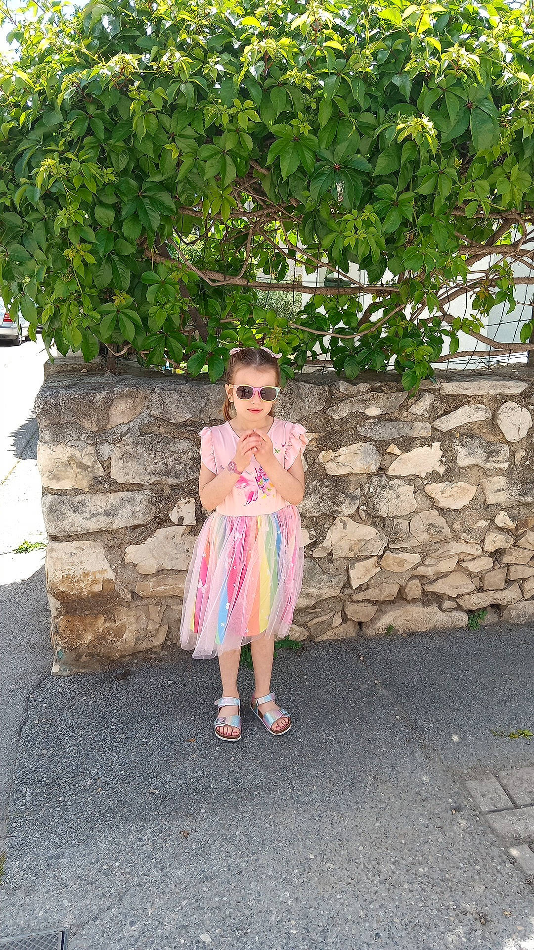 Agathe a rejoint le concours — aidez-le/la à gagner de superbes lots ! asphalt, day_dress, eyewear, fun, garden, grass, leisure, magenta, pattern, people_in_nature, person, plant, road_surface, shrub, sidewalk, smile, sunglasses, tree, vacation, waist