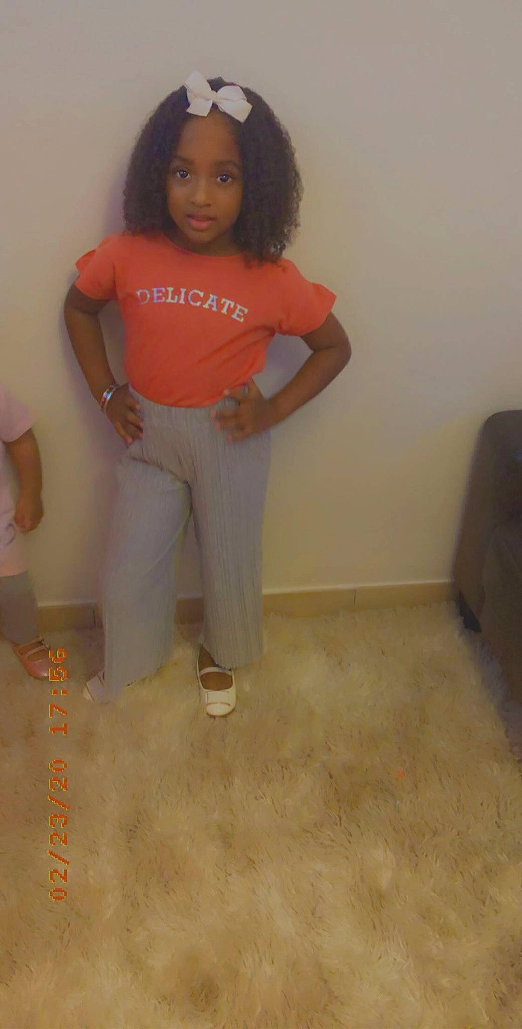 Ismaily a rejoint le concours — aidez-le/la à gagner de superbes lots ! arm, finger, floor, flooring, hip, joint, knee, leg, neck, person, shoulder, standing, thigh, trunk