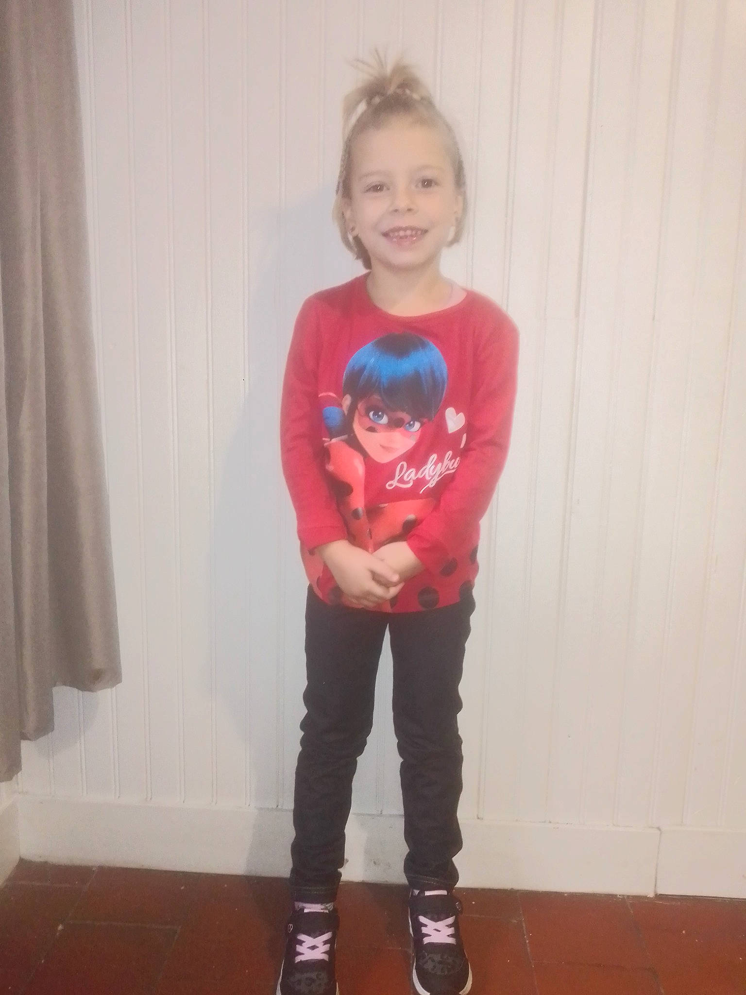 Timélya participe au concours pour gagner de l'argent avec cette photo : arm, child, denim, footwear, jeans, joy, person, shoe, sleeve, standing, t_shirt, toddler, trousers