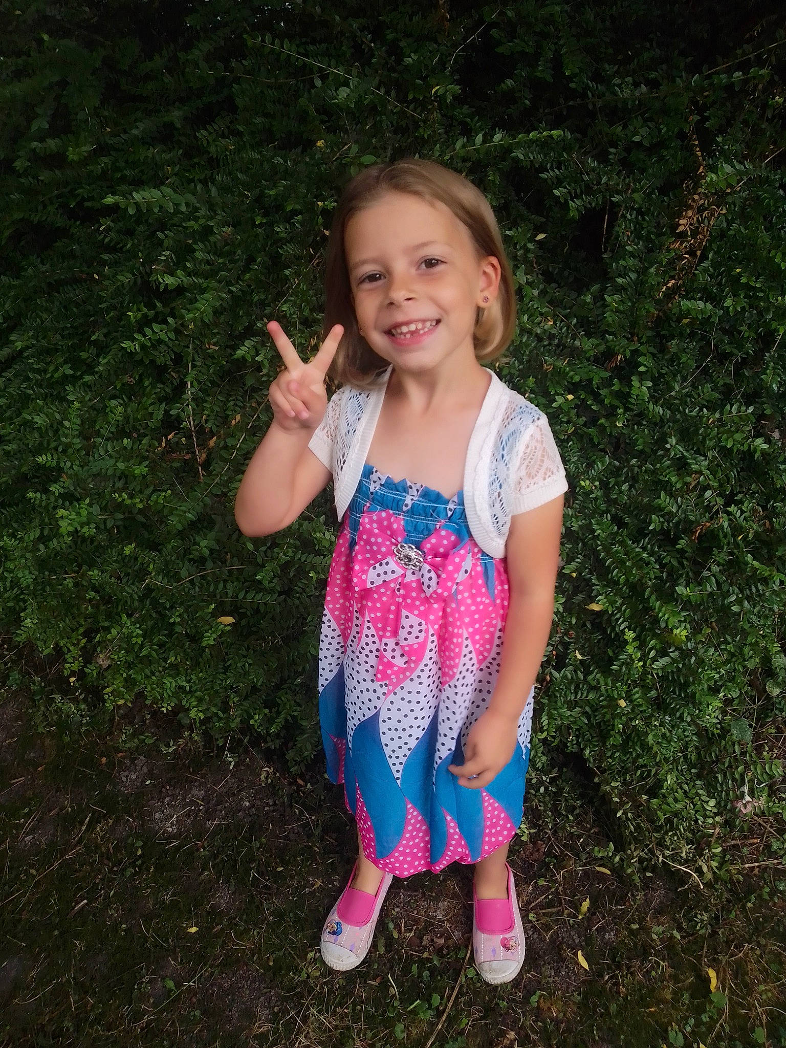 Timélya a rejoint le concours — aidez-le/la à gagner de superbes lots ! child, finger, fun, gesture, grass, happy, joy, pattern, person, photography, pink, plant, play, smile, summer, thumb, toddler, tree, vacation