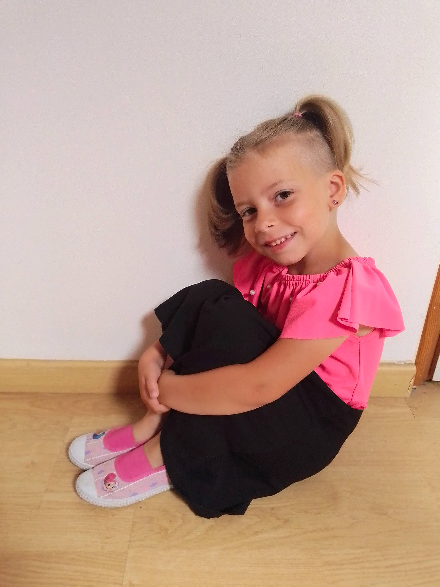 Timélya participe au concours pour gagner de l'argent avec cette photo : arm, baby, baby_toddler_clothing, child, finger, floor, flooring, footwear, joint, joy, leg, person, pink, play, potty_training, shoe, shoulder, sitting, sleeve, standing