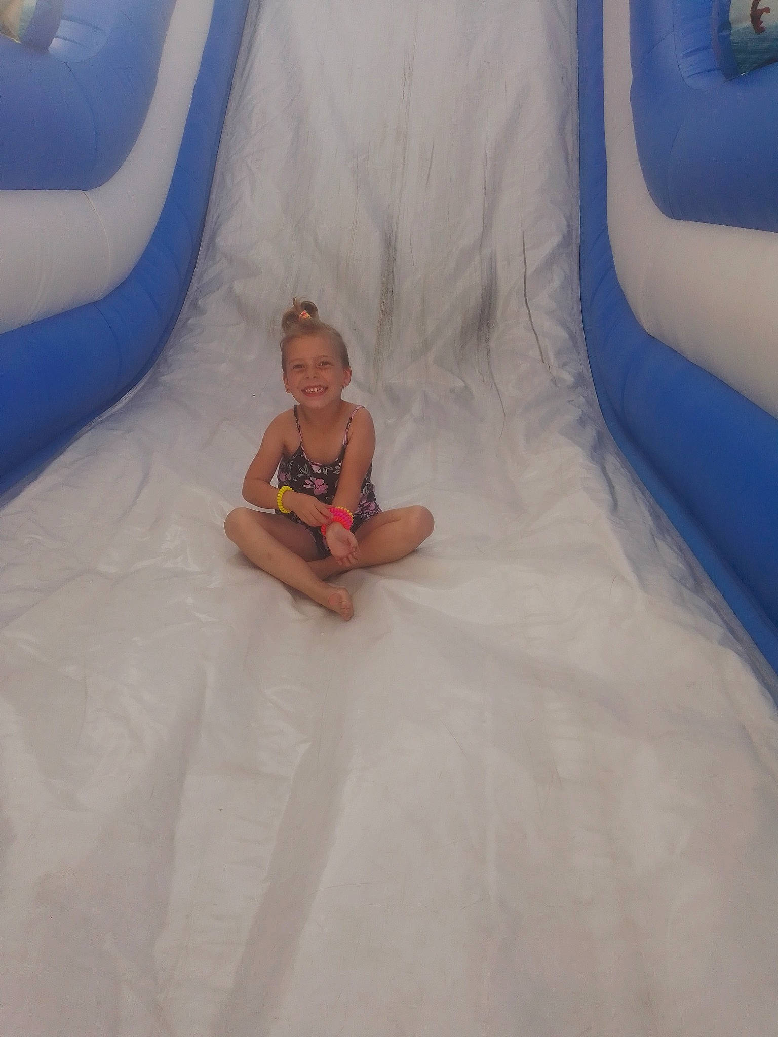 Timélya a rejoint le concours — aidez-le/la à gagner de superbes lots ! amusement_park, blue, child, fun, games, inflatable, joy, leg, leisure, park, person, product, recreation, sitting, summer, vacation, water_park