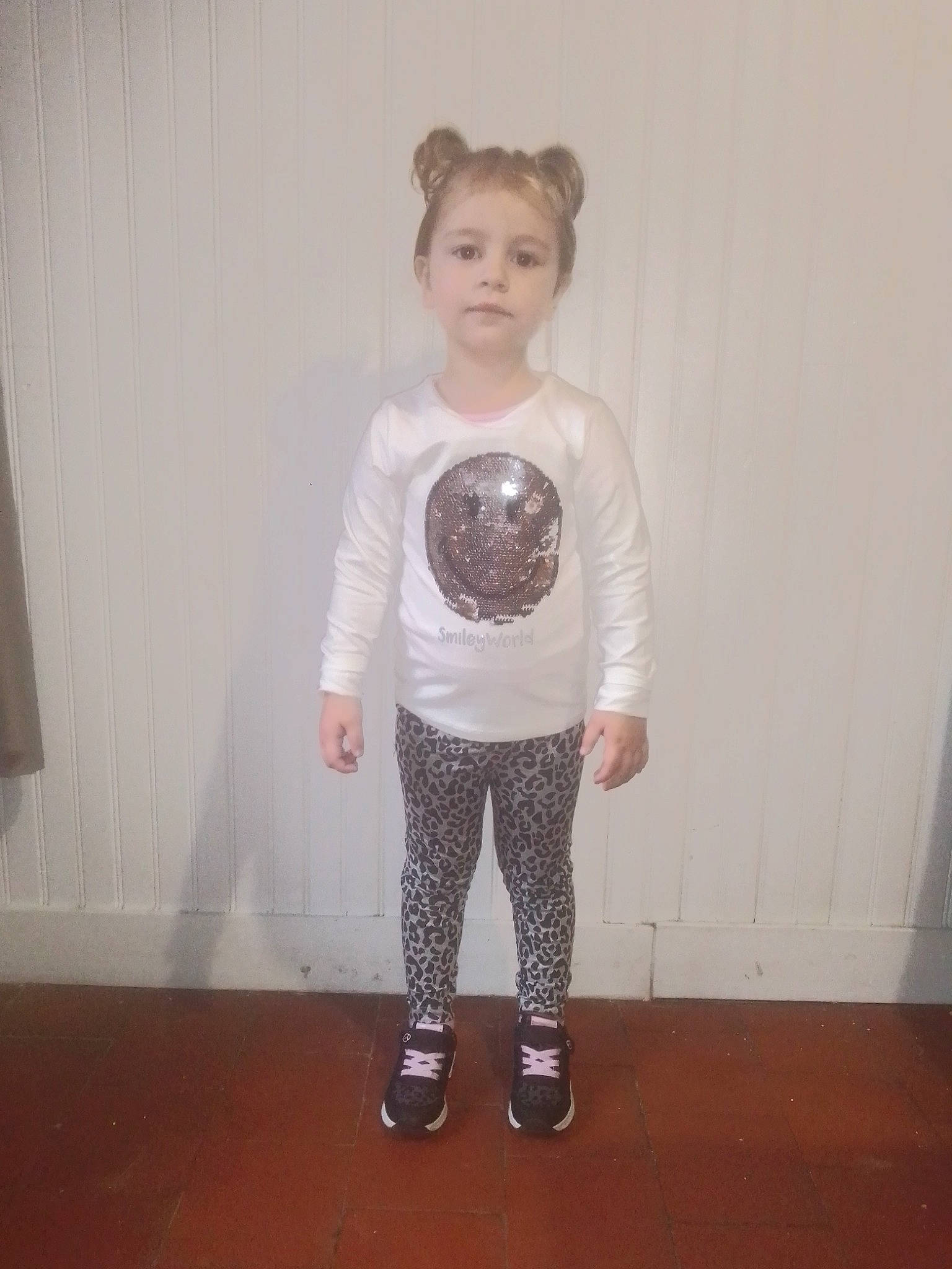 Tilya participe au concours pour gagner de l'argent avec cette photo : child, clothing, footwear, jeans, leggings, outerwear, person, shoe, sleeve, standing, t_shirt, tights, toddler, trousers, white