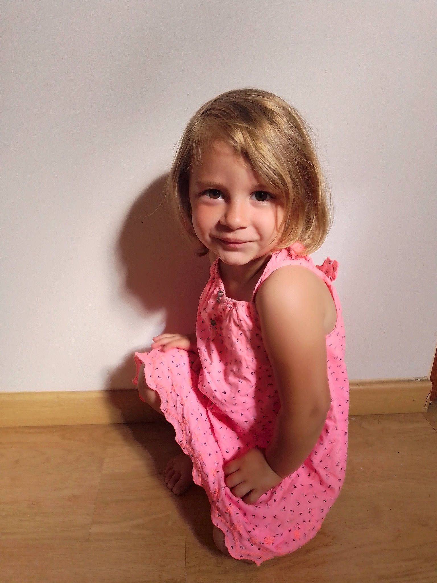 Tilya a rejoint le concours — aidez-le/la à gagner de superbes lots ! arm, child, child_model, fashion_accessory, finger, floor, flooring, joy, neck, person, pink, play, ruffle, shoulder, sitting, textile, toddler, wool