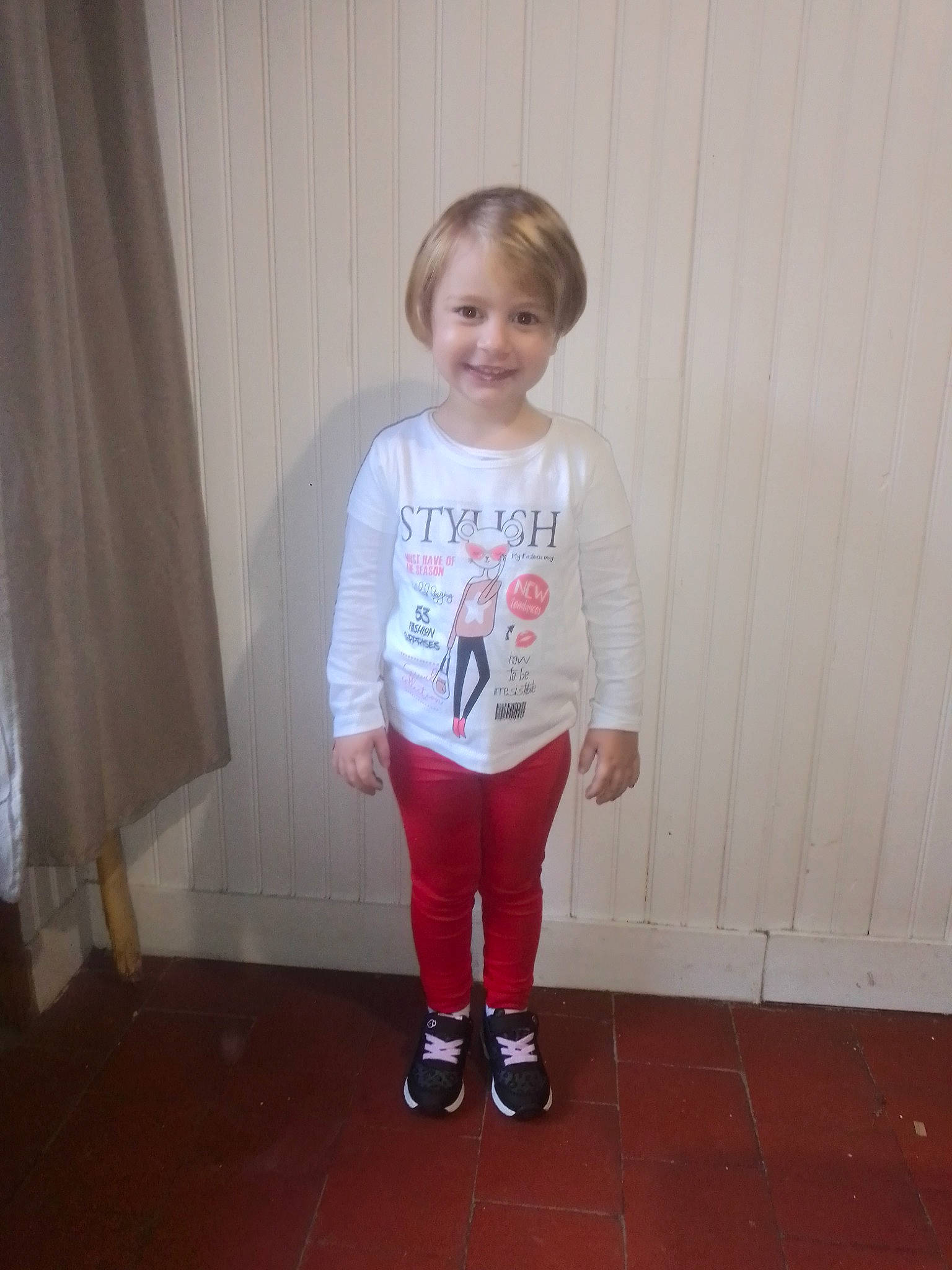 Tilya a rejoint le concours — aidez-le/la à gagner de superbes lots ! child, footwear, joy, leg, outerwear, person, shoe, sleeve, smile, standing, t_shirt, toddler