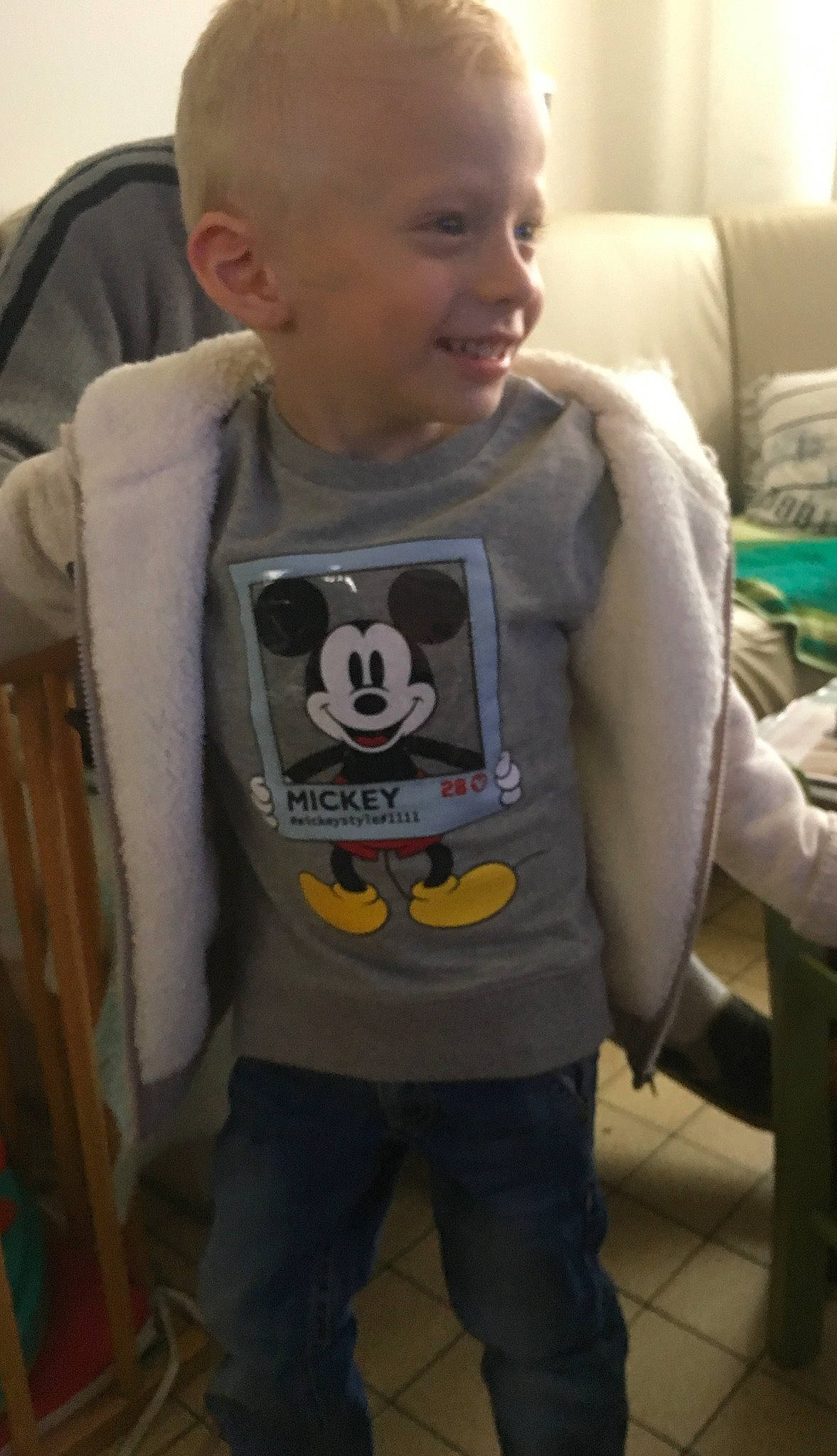 Lucas participe au concours pour gagner de l'argent avec cette photo : baby, child, cool, outerwear, person, sleeve, smile, t_shirt, toddler