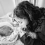 Ella a rejoint le concours — aidez-le/la à gagner de superbes lots ! child, baby, newborn, kiss, love, family, tenderness, black_and_white, curly_hair, blanket, sleeping, holding_hands, portrait, indoor, close_up, affection, cute, peaceful, sibling, caring