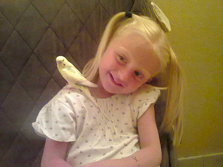 Margaux a rejoint le concours — aidez-le/la à gagner de superbes lots ! baby, baby_toddler_clothing, cheek, child, fashion_accessory, fun, happy, joy, linens, pattern, person, portrait_photography, room, sitting, sleeve, smile, thumb, toddler