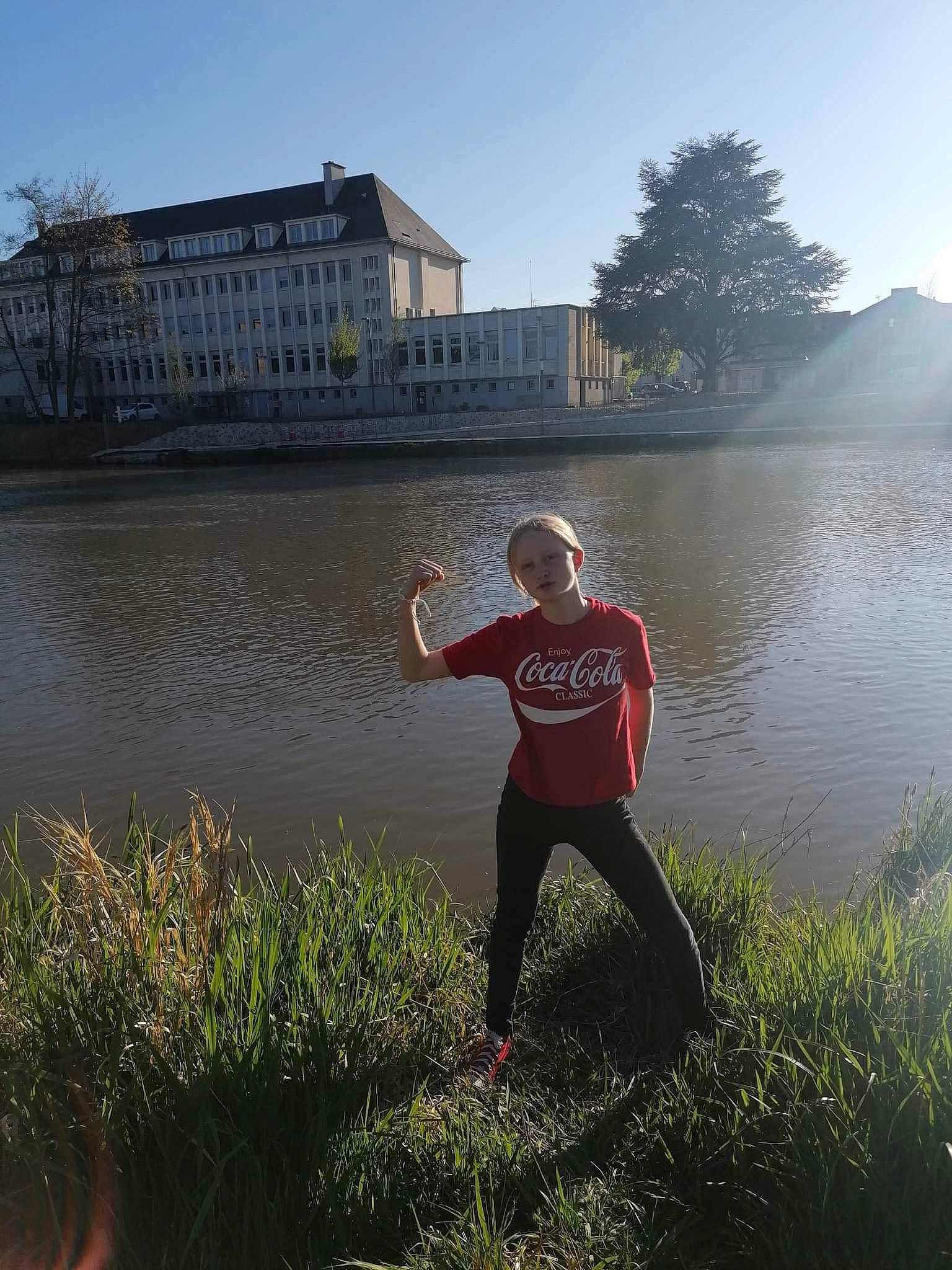 Margaux a rejoint le concours — aidez-le/la à gagner de superbes lots ! bank, body_of_water, building, grass, happy, house, lake, landscape, leisure, mountain, natural_landscape, people_in_nature, person, plant, reservoir, sky, tree, water, water_resources, wilderness