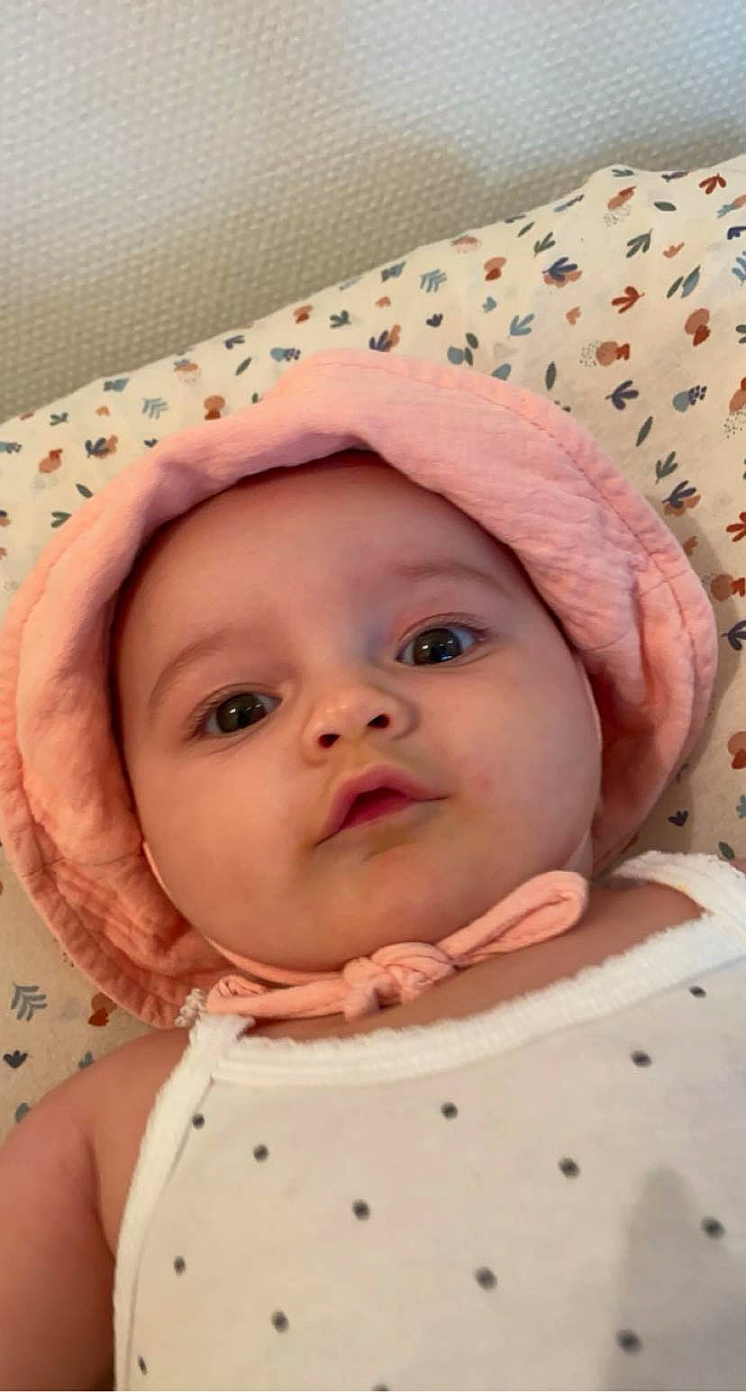 Valentina a rejoint le concours — aidez-le/la à gagner de superbes lots ! baby, baby_toddler_clothing, cheek, chin, comfort, eye, eyebrow, eyelash, facial_expression, headgear, headwear, iris, lip, nose, person, pink, product, skin, sleeve, smile