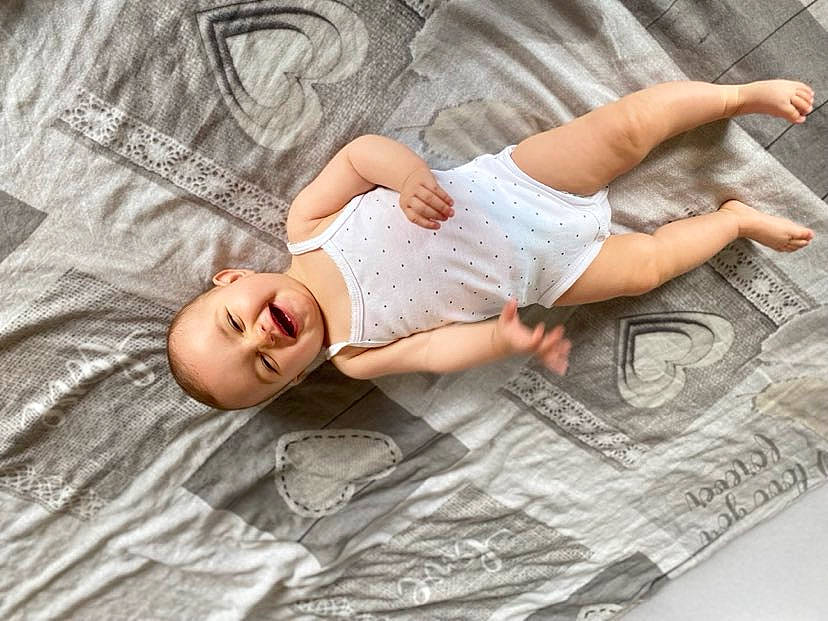 Valentina a rejoint le concours — aidez-le/la à gagner de superbes lots ! comfort, dress, elbow, flash_photography, flooring, gesture, grass, hand, happy, human_body, human_leg, joy, linens, pattern, person, plant, sleeve, t_shirt, thigh, tree
