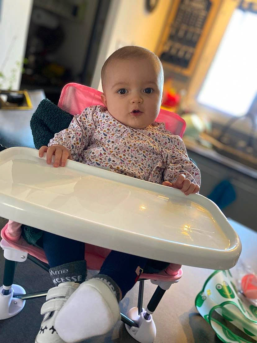 Valentina participe au concours pour gagner de l'argent avec cette photo : baby, baby_toddler_clothing, cheek, child, fun, hairstyle, person, plastic, portrait_photography, room, sitting, sleeve, toddler