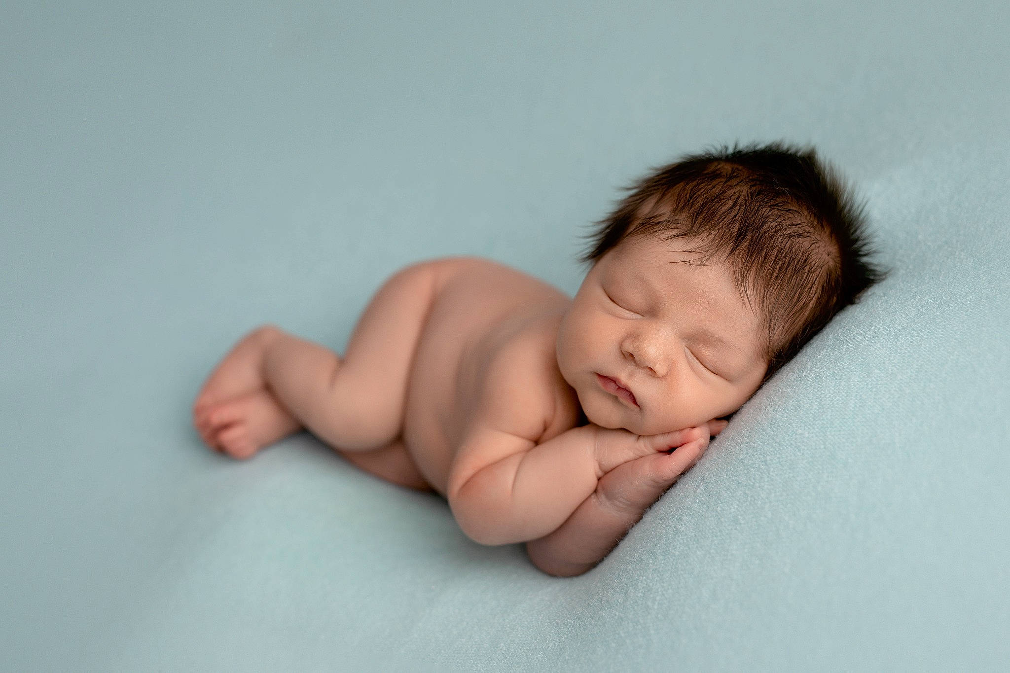 Téo a rejoint le concours — aidez-le/la à gagner de superbes lots ! baby, baby_toddler_clothing, barefoot, bedtime, cheek, child, comfort, flash_photography, foot, fun, gesture, hand, happy, linens, nail, person, portrait_photography, stomach, thumb, toddler