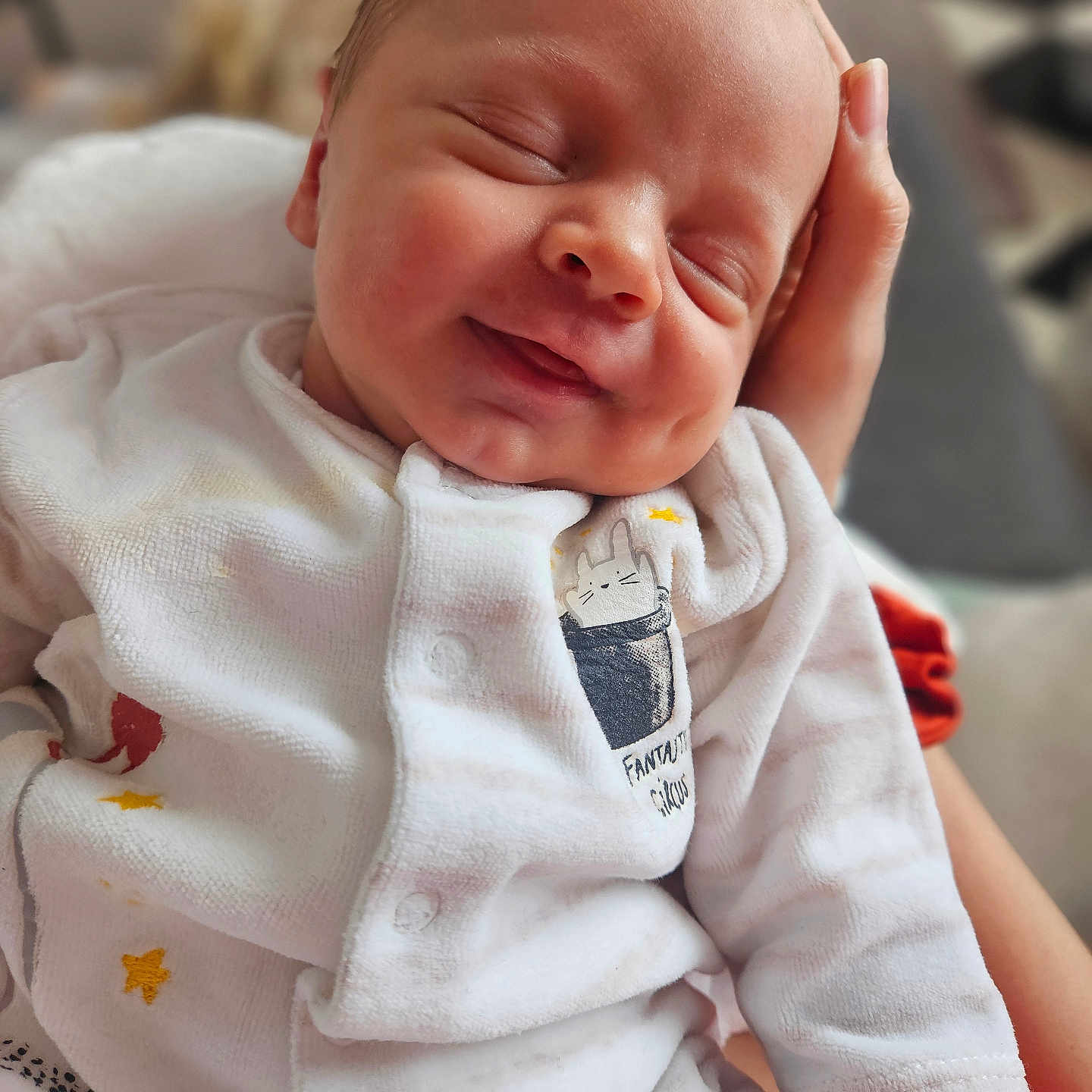 Arthur a rejoint le concours — aidez-le/la à gagner de superbes lots ! baby, blanket, bodypart, clothing, crying, face, finger, glove, hand, happy, head, newborn, person, photography, portrait, quilt, sad, sleeping, smile, towel