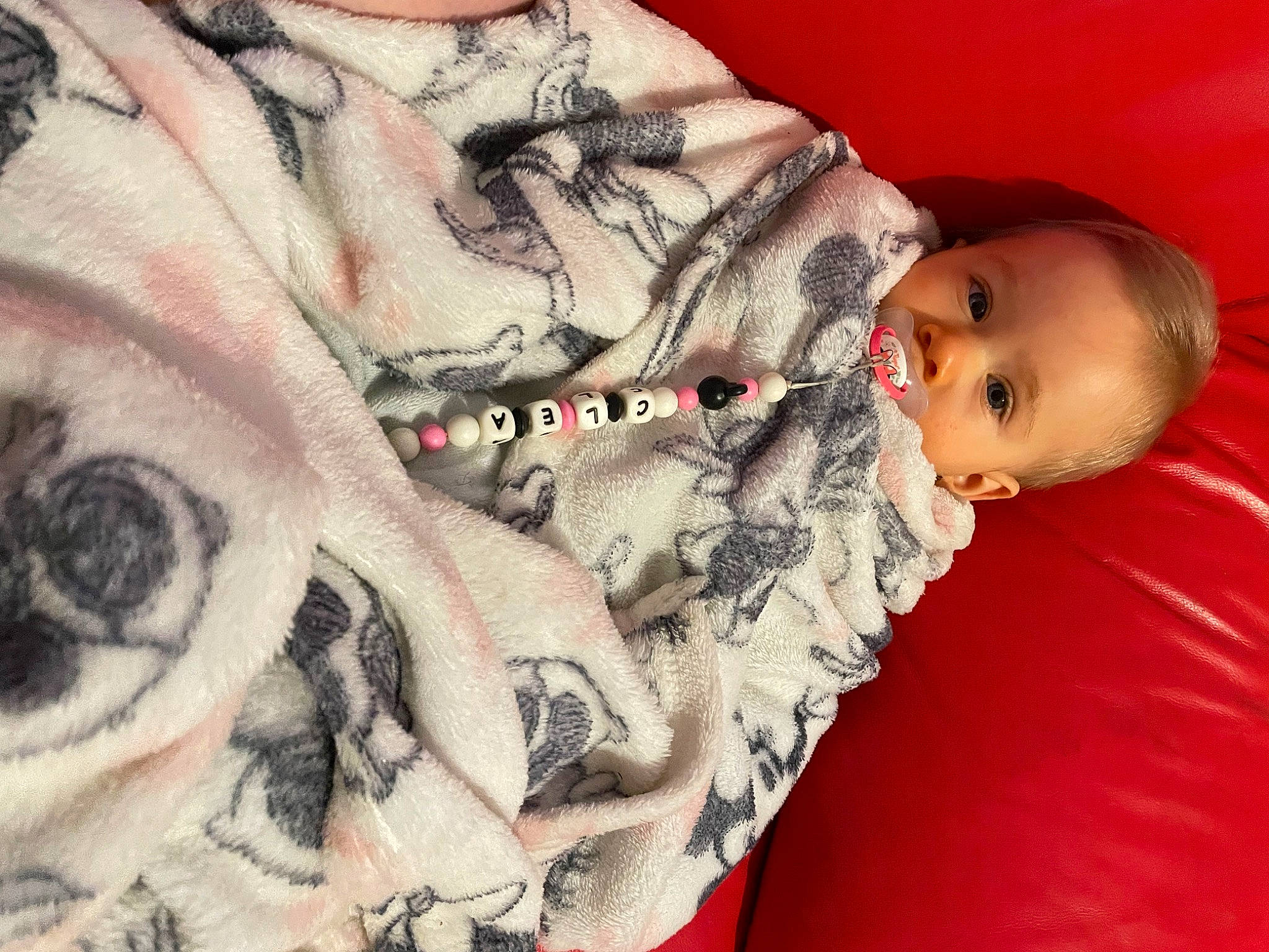 Cléa participe au concours pour gagner de l'argent avec cette photo : arm, baby, baby_products, baby_sleeping, baby_toddler_clothing, carmine, chest, comfort, companion_dog, eye, fur, human_body, linens, pattern, person, pink, skin, sleeve, tattoo, textile