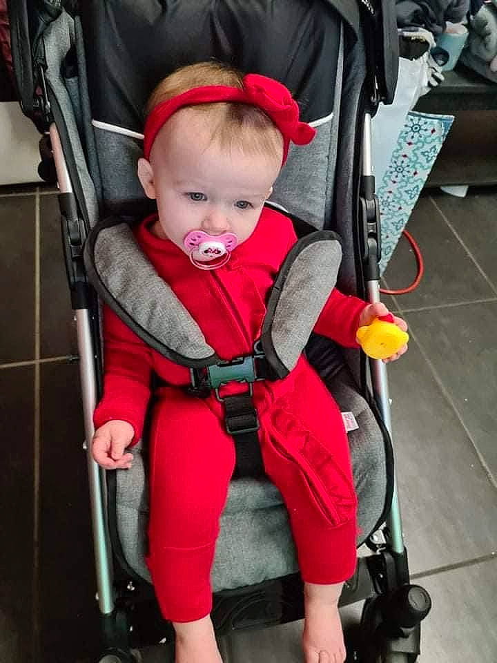 Katalina a rejoint le concours — aidez-le/la à gagner de superbes lots ! auto_part, baby, baby_carriage, baby_products, baby_safety, baby_toddler_clothing, carmine, chair, child, event, eye, fun, lap, leg, person, product, sitting, thigh, tire, toddler