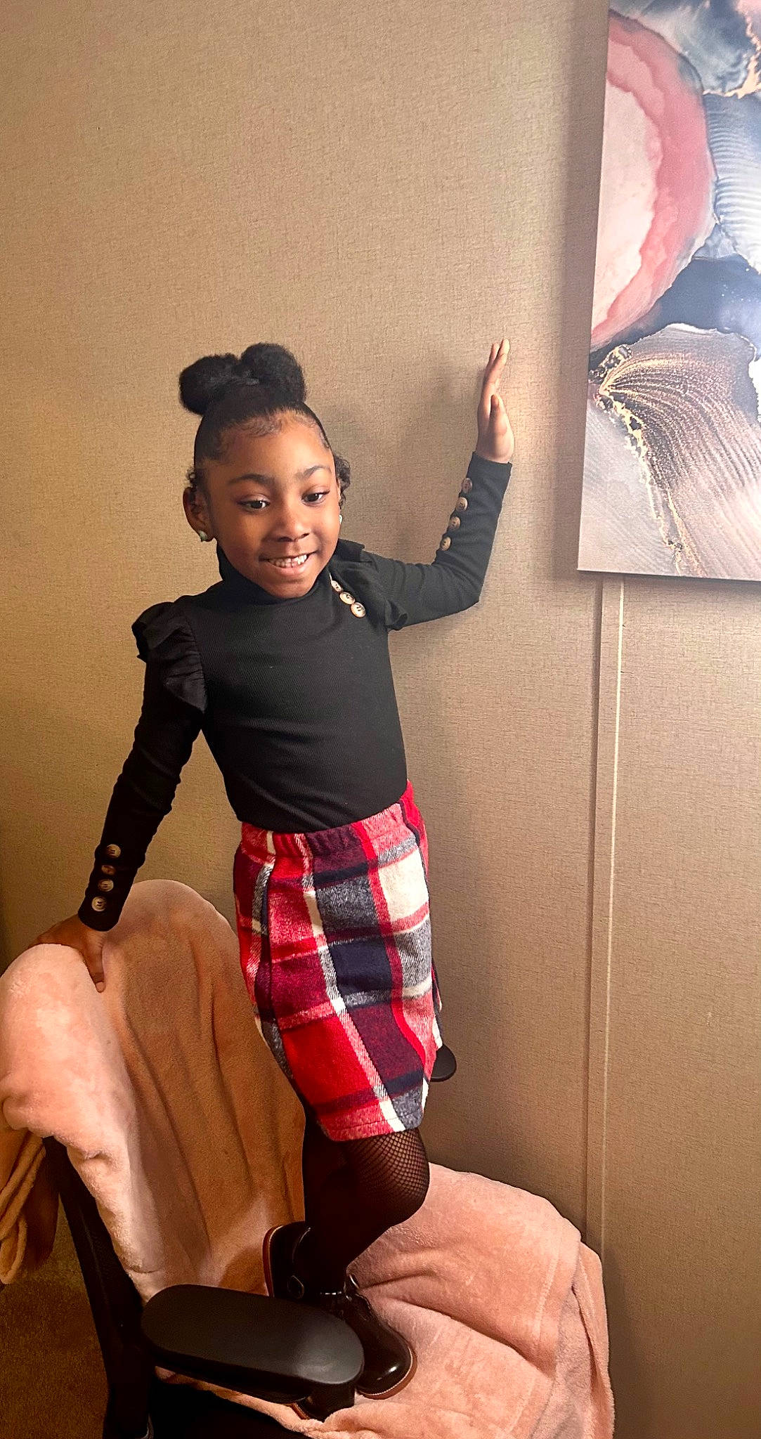 Journi is registered to the contest to win money with this photo: beauty, comfort, flash_photography, fun, happy, human_body, human_leg, joy, knee, lap, neck, person, plaid, shoulder, sleeve, smile, sock, tartan, textile, thigh