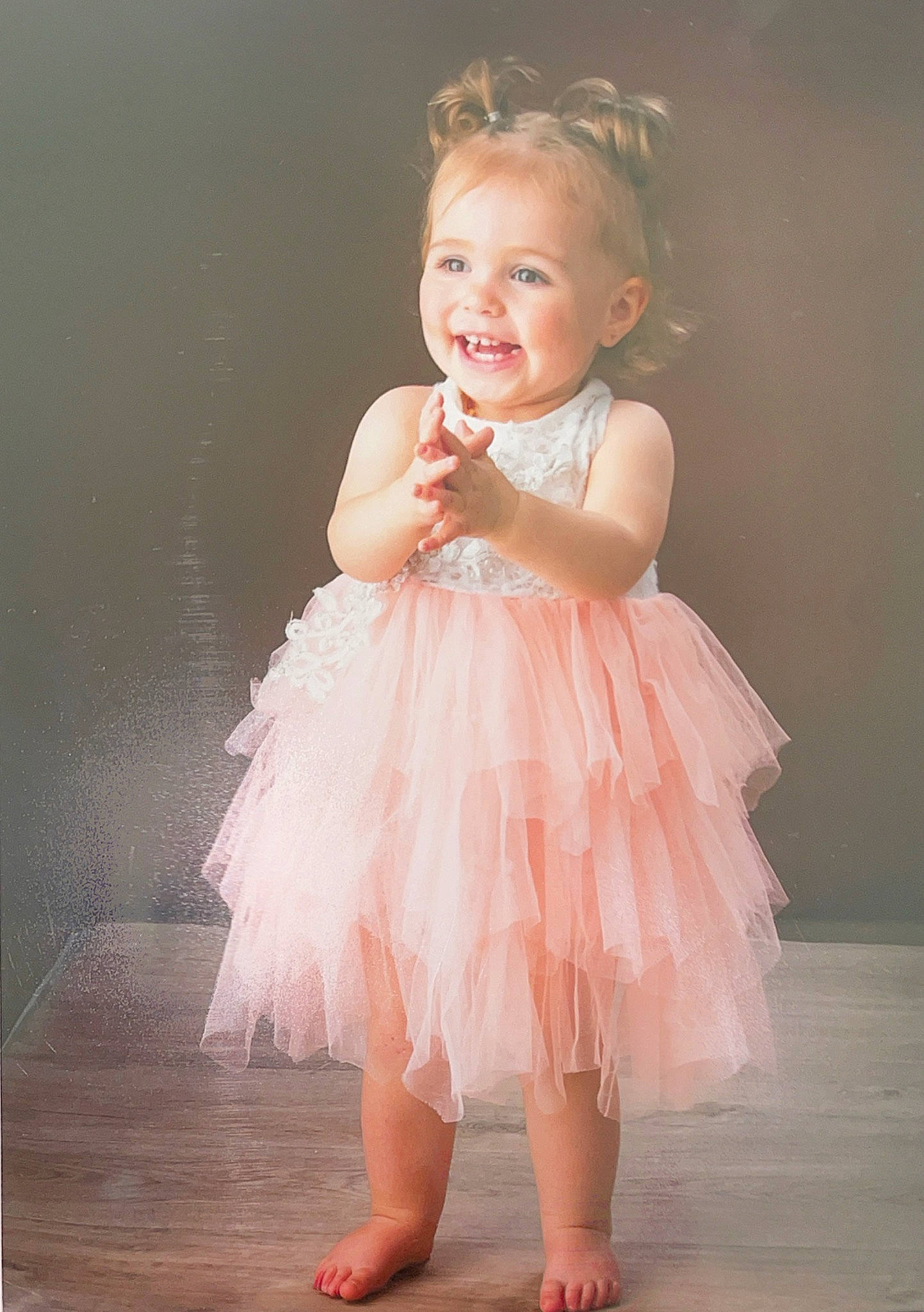 Jodie a rejoint le concours — aidez-le/la à gagner de superbes lots ! arm, baby, baby_toddler_clothing, blond, child, day_dress, dress, embellishment, event, face, flash_photography, happy, iris, joy, one_piece_garment, person, pink, ruffle, skin, sleeve