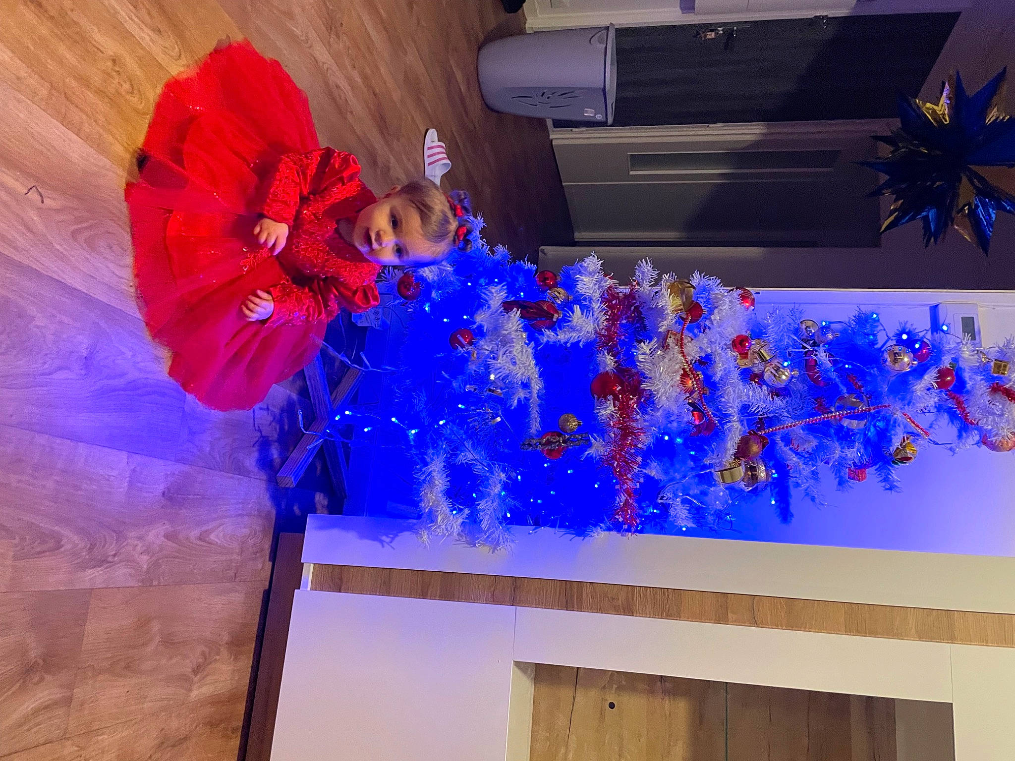 Jodie participe au concours pour gagner de l'argent avec cette photo : architecture, art, azure, blue, carmine, electric_blue, event, glass, magenta, paint, person, purple, room, space, textile, tree, violet, visual_arts, wall, wood