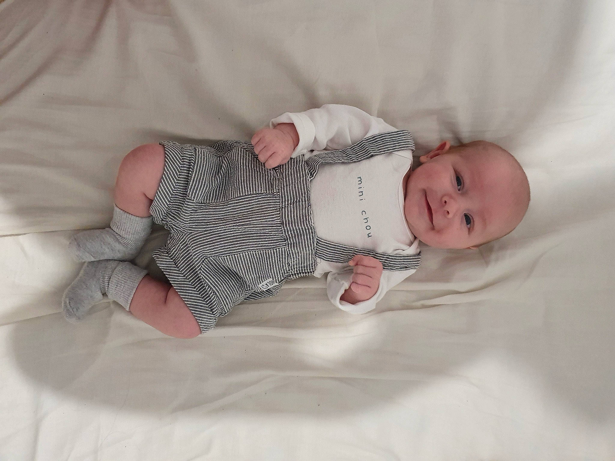 Thyam participe au concours pour gagner de l'argent avec cette photo : baby, baby_products, baby_sleeping, baby_toddler_clothing, bedding, child, comfort, eye, face, finger, head, human_body, joy, linens, pattern, person, room, skin, sleeve, textile