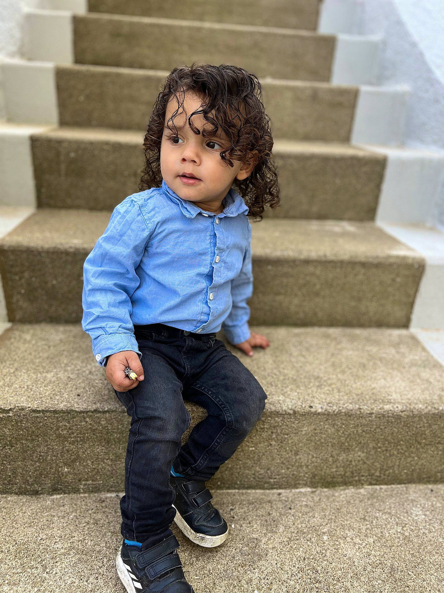 Owen a rejoint le concours — aidez-le/la à gagner de superbes lots ! child, concrete, denim, electric_blue, happy, head, human_leg, leisure, pattern, person, portrait_photography, sitting, sleeve, stairs, standing, street, t_shirt, toddler, tourism, vacation