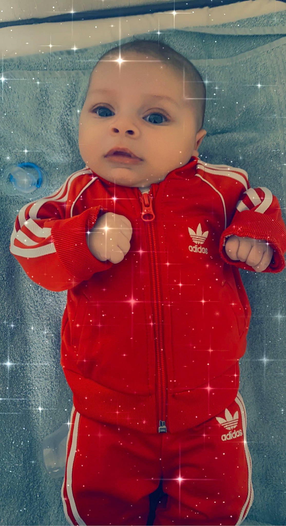 Younes a rejoint le concours — aidez-le/la à gagner de superbes lots ! baby_toddler_clothing, carmine, cheek, child, chin, doll, electric_blue, eye, fashion_design, gesture, head, human_body, nose, outerwear, pattern, person, plastic, red, sleeve, thumb