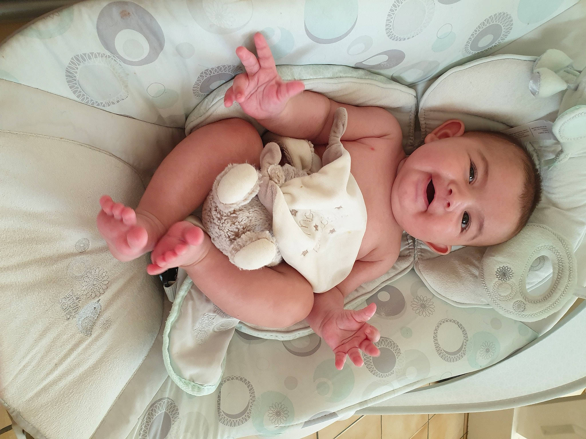 Luna a rejoint le concours — aidez-le/la à gagner de superbes lots ! baby, baby_products, baby_sleeping, baby_toddler_clothing, bedtime, birth, cheek, child, hair_accessory, nap, person, photograph, photography, pink, product, sibling, skin, sleep, toddler