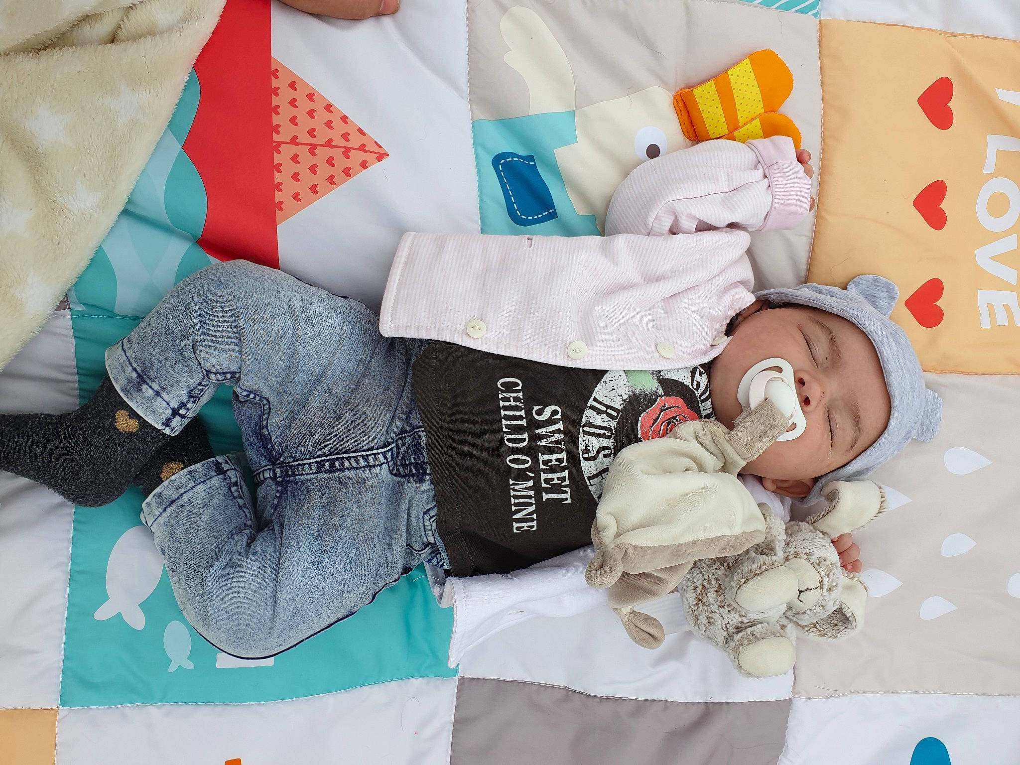 Luna a rejoint le concours — aidez-le/la à gagner de superbes lots ! headwear, linens, pattern, person, textile, turquoise