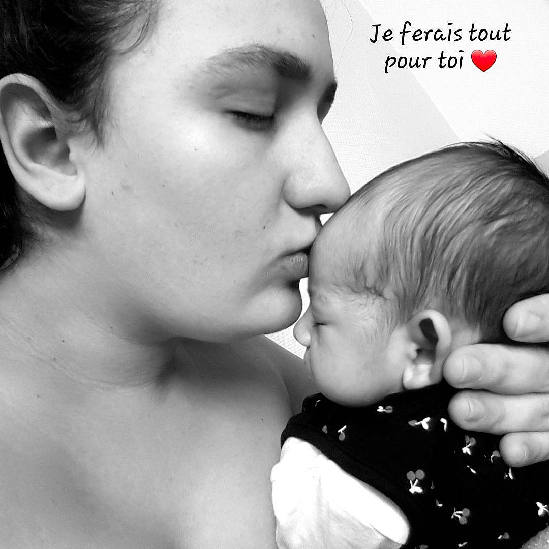 Luna participe au concours pour gagner de l'argent avec cette photo : baby, black_and_white, cheek, child, ear, forehead, gesture, happy, interaction, kiss, love, monochrome_photography, neck, nose, person, photograph, photography, style
