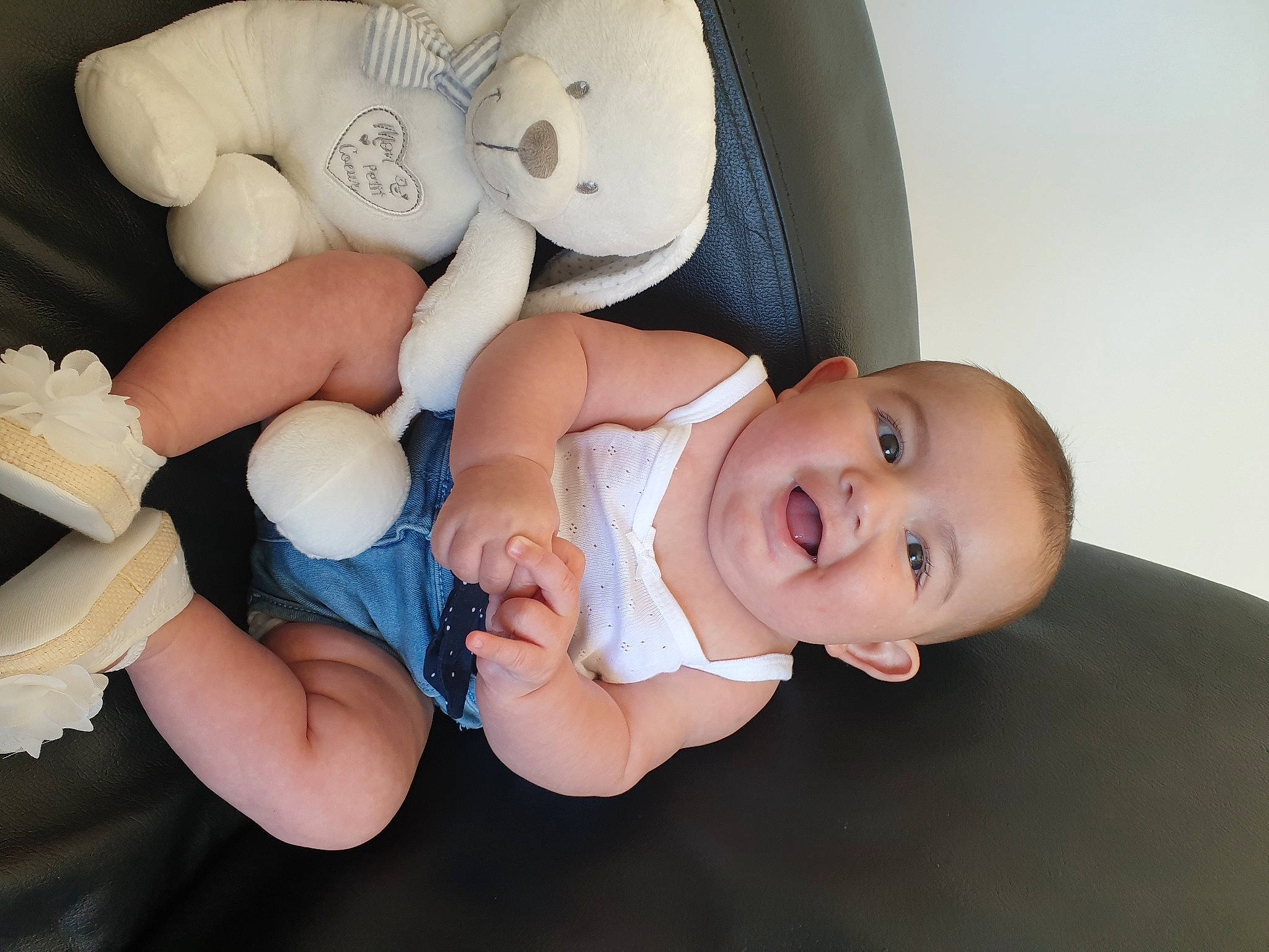 Luna participe au concours pour gagner de l'argent avec cette photo : baby, child, leg, person, product, toddler