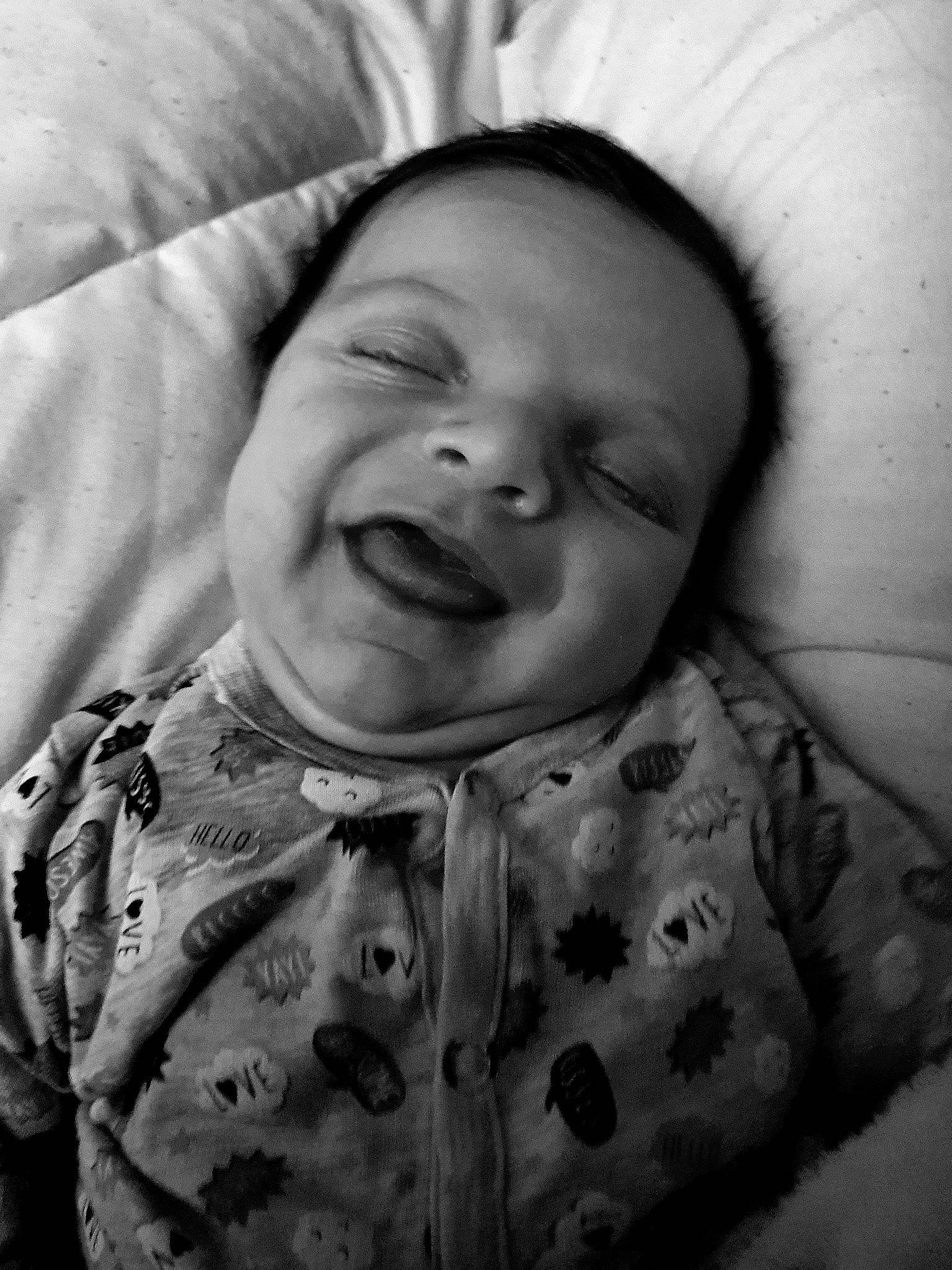 Alessio participe au concours pour gagner de l'argent avec cette photo : baby, cheek, child, comfort, eyebrow, facial_expression, happy, head, iris, linens, lip, monochrome, monochrome_photography, mouth, nose, person, skin, sleeve, smile, textile