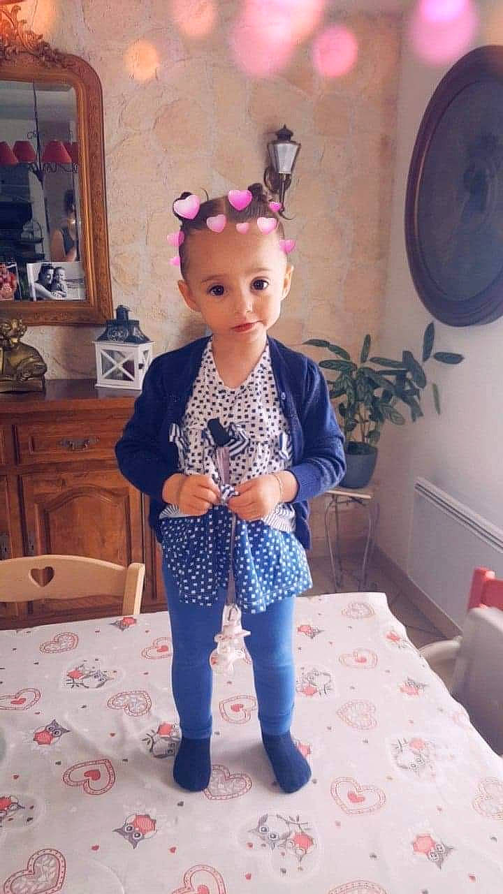 Lana participe au concours pour gagner de l'argent avec cette photo : baby_toddler_clothing, child, denim, doll, electric_blue, fashion_accessory, fashion_design, flooring, fun, jeans, pattern, person, pink, room, sitting, sleeve, t_shirt, toddler, toy, waist