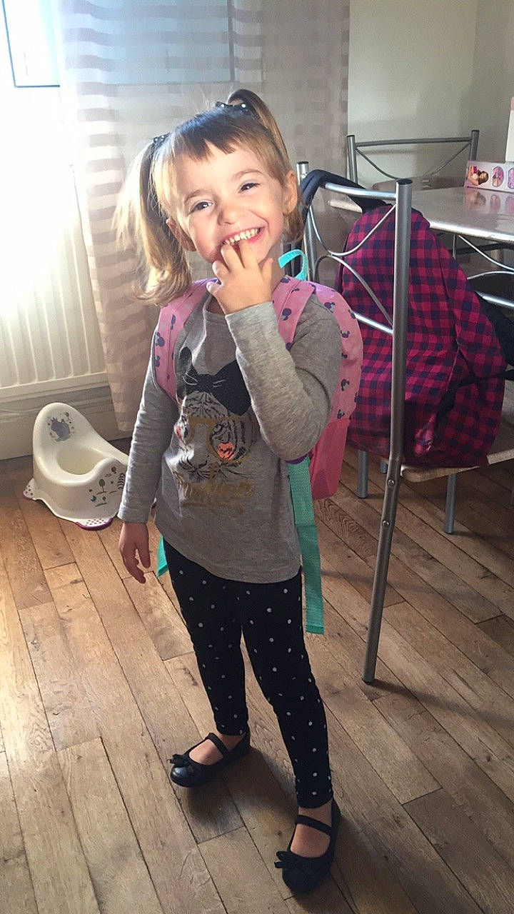 Lana a rejoint le concours — aidez-le/la à gagner de superbes lots ! child, joy, outerwear, person, photography, shoe, snapshot, toddler