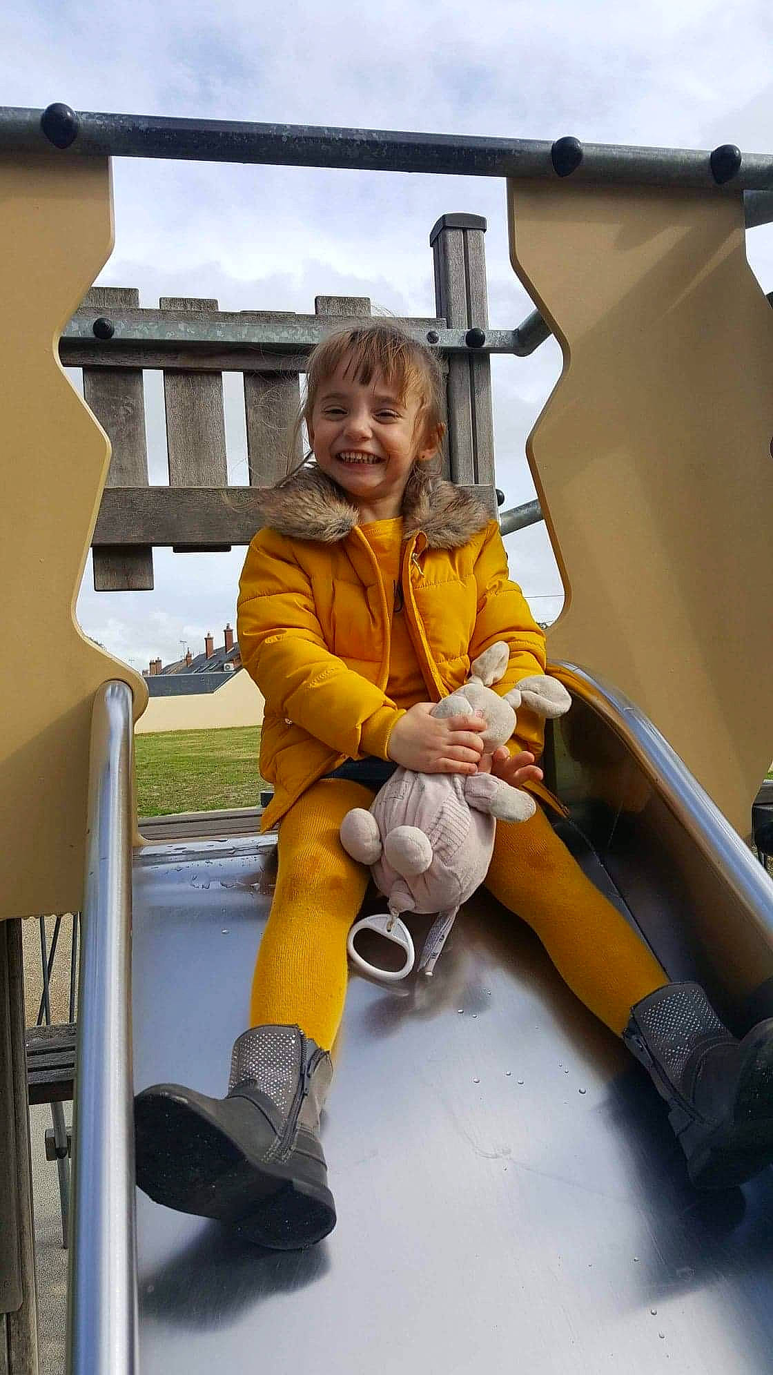 Lana participe au concours pour gagner de l'argent avec cette photo : automotive_tire, blond, boot, child, fun, human_leg, jacket, joy, knee, leg, leisure, motor_vehicle, person, public_space, recreation, sitting, sky, smile, sneakers, thigh