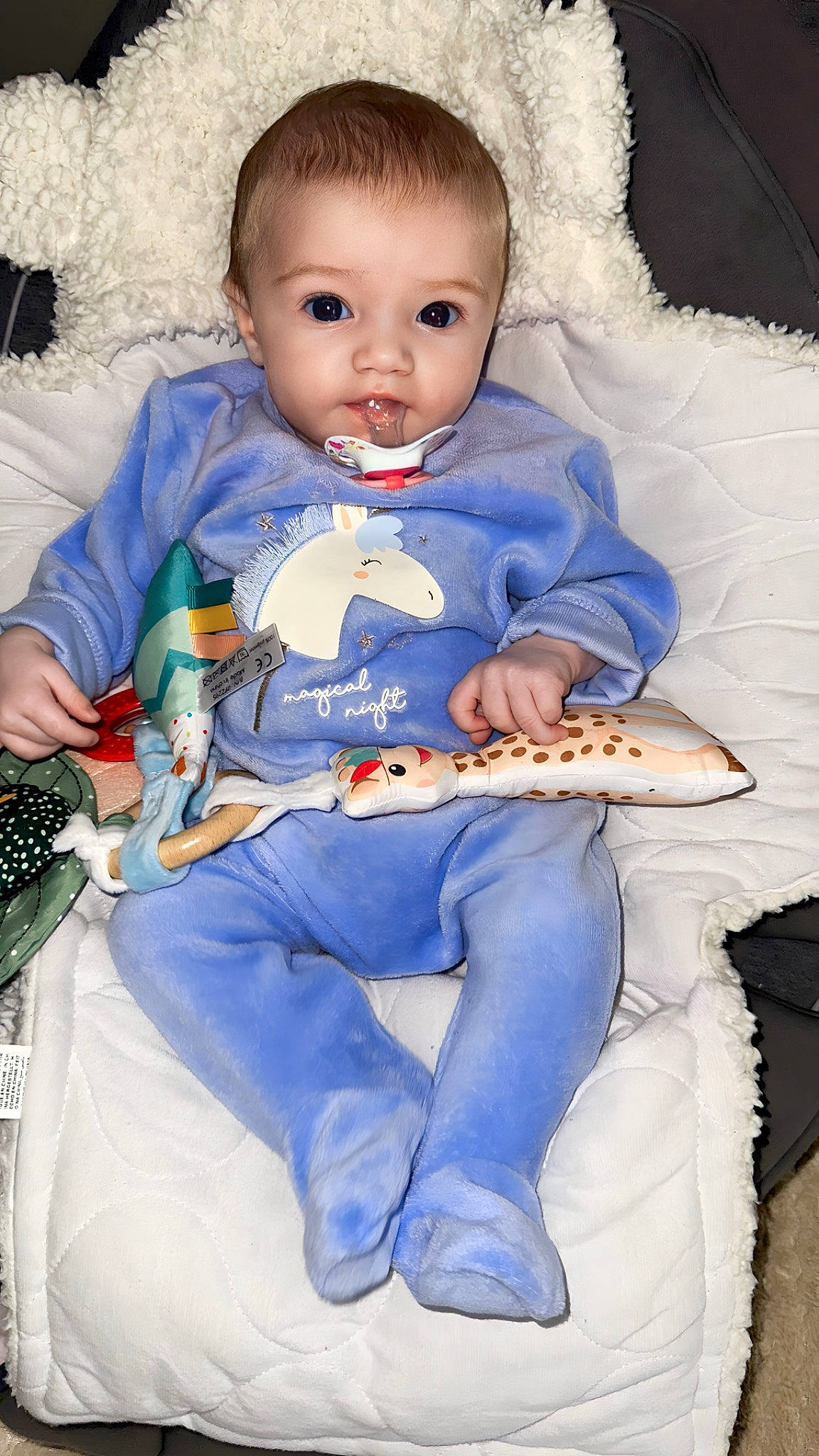 Mïa a rejoint le concours — aidez-le/la à gagner de superbes lots ! baby, baby_products, baby_toddler_clothing, blue, cheek, child, doll, dress, electric_blue, face, happy, head, pattern, person, plastic_bottle, sitting, skin, sleeve, t_shirt, toddler