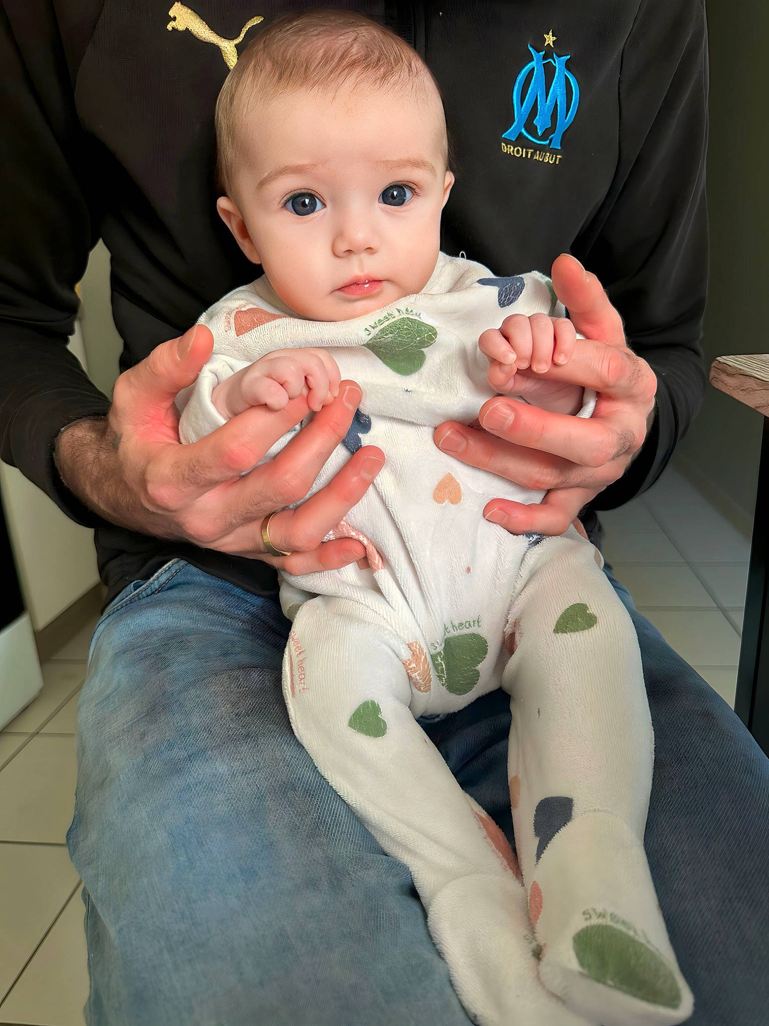 Mïa a rejoint le concours — aidez-le/la à gagner de superbes lots ! baby, baby_toddler_clothing, cheek, child, comfort, finger, foot, gesture, hairstyle, human_leg, knee, lap, nail, person, sitting, skin, sleeve, sock, thigh, thumb