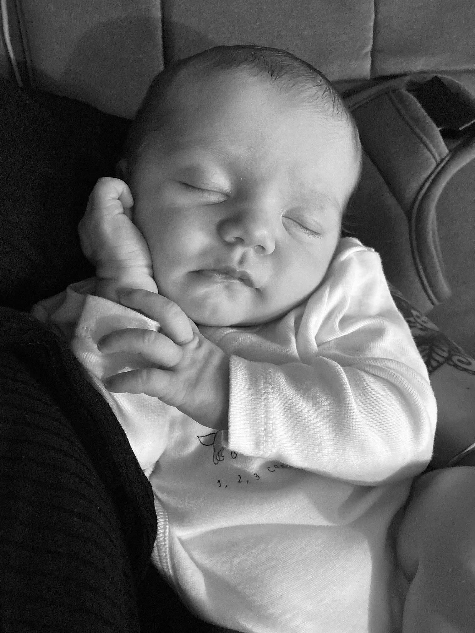 Mïa participe au concours pour gagner de l'argent avec cette photo : baby, cheek, comfort, eyebrow, facial_expression, finger, gesture, hand, happy, iris, lip, mammal, monochrome, monochrome_photography, mouth, nose, person, product, sleeve, standing