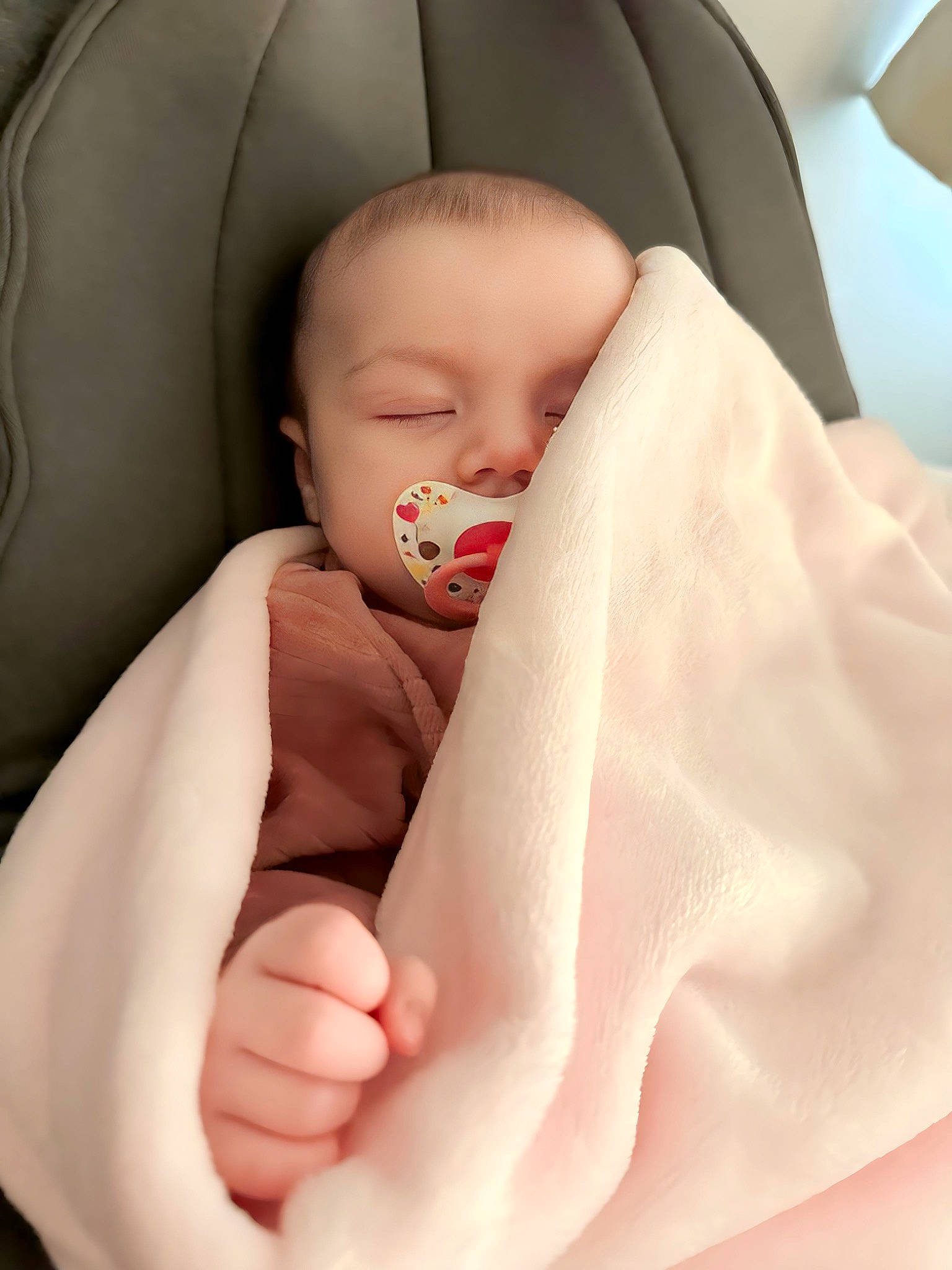 Mïa participe au concours pour gagner de l'argent avec cette photo : auto_part, baby, baby_products, baby_sleeping, baby_toddler_clothing, car_seat, cheek, child, comfort, finger, gesture, linens, lip, mouth, nail, peach, person, sitting, skin, thumb