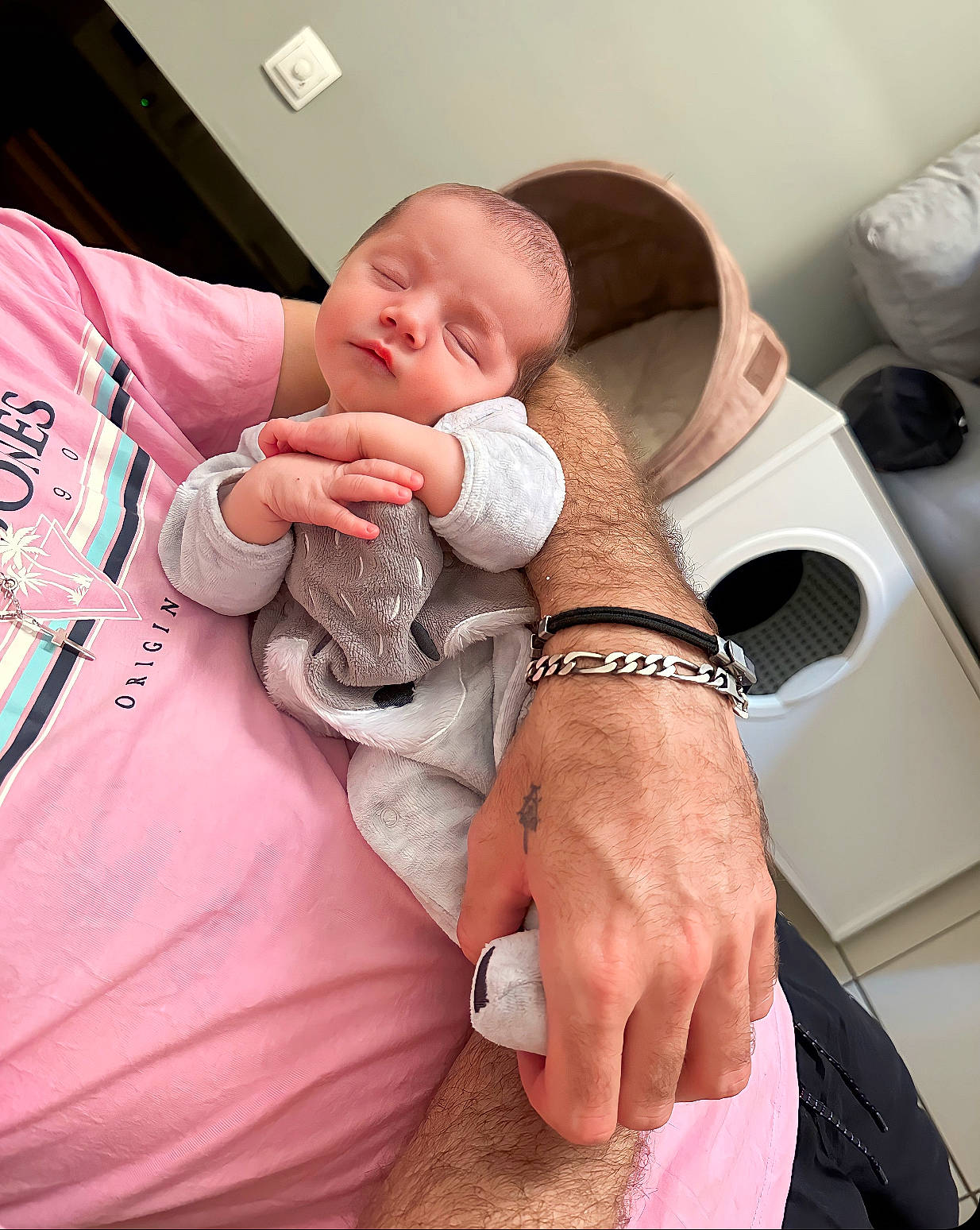 Mïa a rejoint le concours — aidez-le/la à gagner de superbes lots ! baby, baby_products, baby_safety, baby_sleeping, baby_toddler_clothing, car_seat, comfort, elbow, finger, gesture, happy, health_care, human_leg, interaction, nail, person, sitting, thigh, thumb, toddler