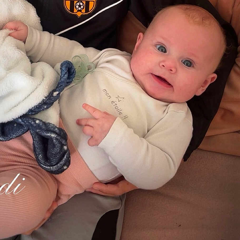 Alina a rejoint le concours — aidez-le/la à gagner de superbes lots ! baby, bodypart, clothing, couch, cushion, face, finger, furniture, hand, happy, head, homedecor, newborn, pants, person, photography, portrait, t_shirt