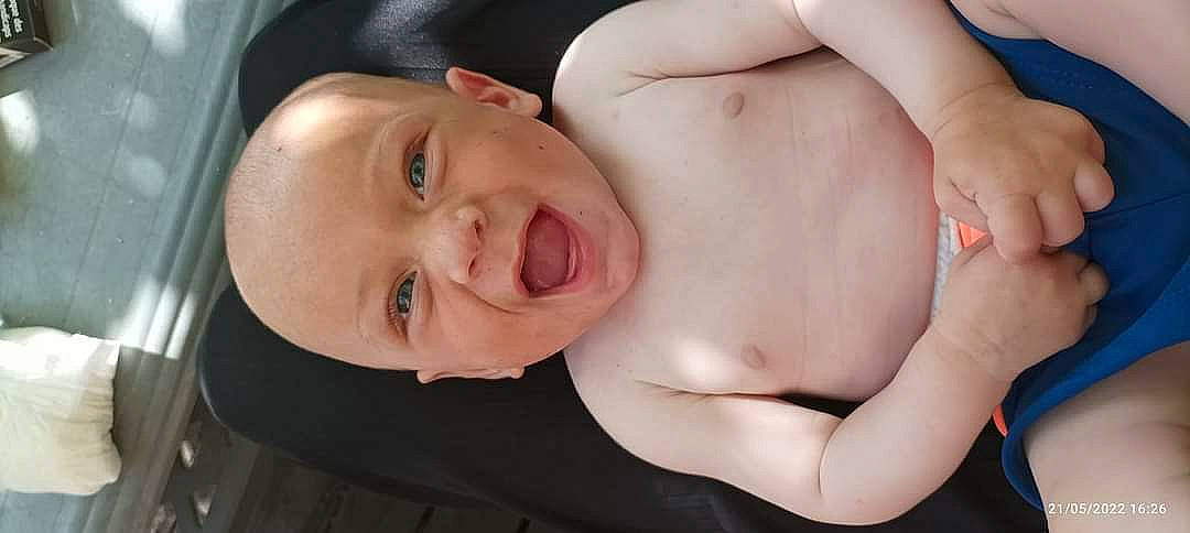 Lissandro participe au concours pour gagner de l'argent avec cette photo : baby, cheek, chest, eyebrow, eyelash, finger, flash_photography, gesture, happy, headgear, human_body, jaw, lip, mouth, neck, nose, person, skin, smile, stomach