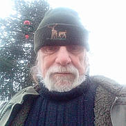 Rapido participe au concours pour gagner de l'argent avec cette photo : animal_product, beanie, beard, cap, eyewear, facial_hair, fashion_accessory, freezing, fur, headgear, knit_cap, moustache, pattern, shawl, sky, tartan, tree, winter, wool, woolen
