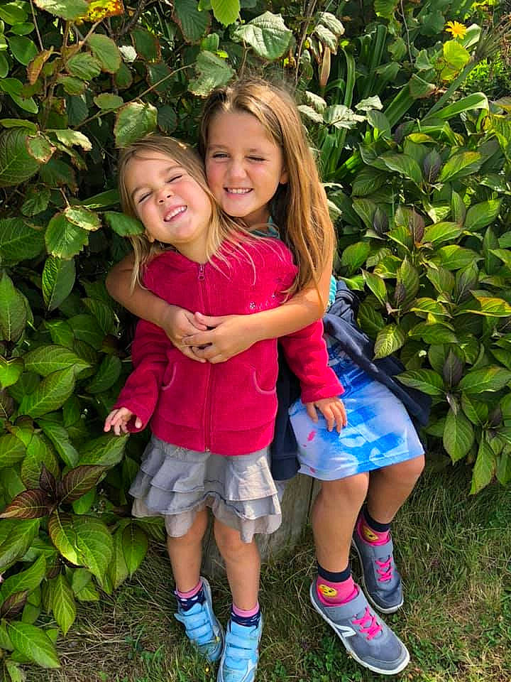 Jessica participe au concours pour gagner de l'argent avec cette photo : baby_toddler_clothing, botany, clothing, face, facial_expression, fun, grass, happy, joy, leaf, leisure, nature, people_in_nature, person, pink, plant, shorts, skin, smile, standing